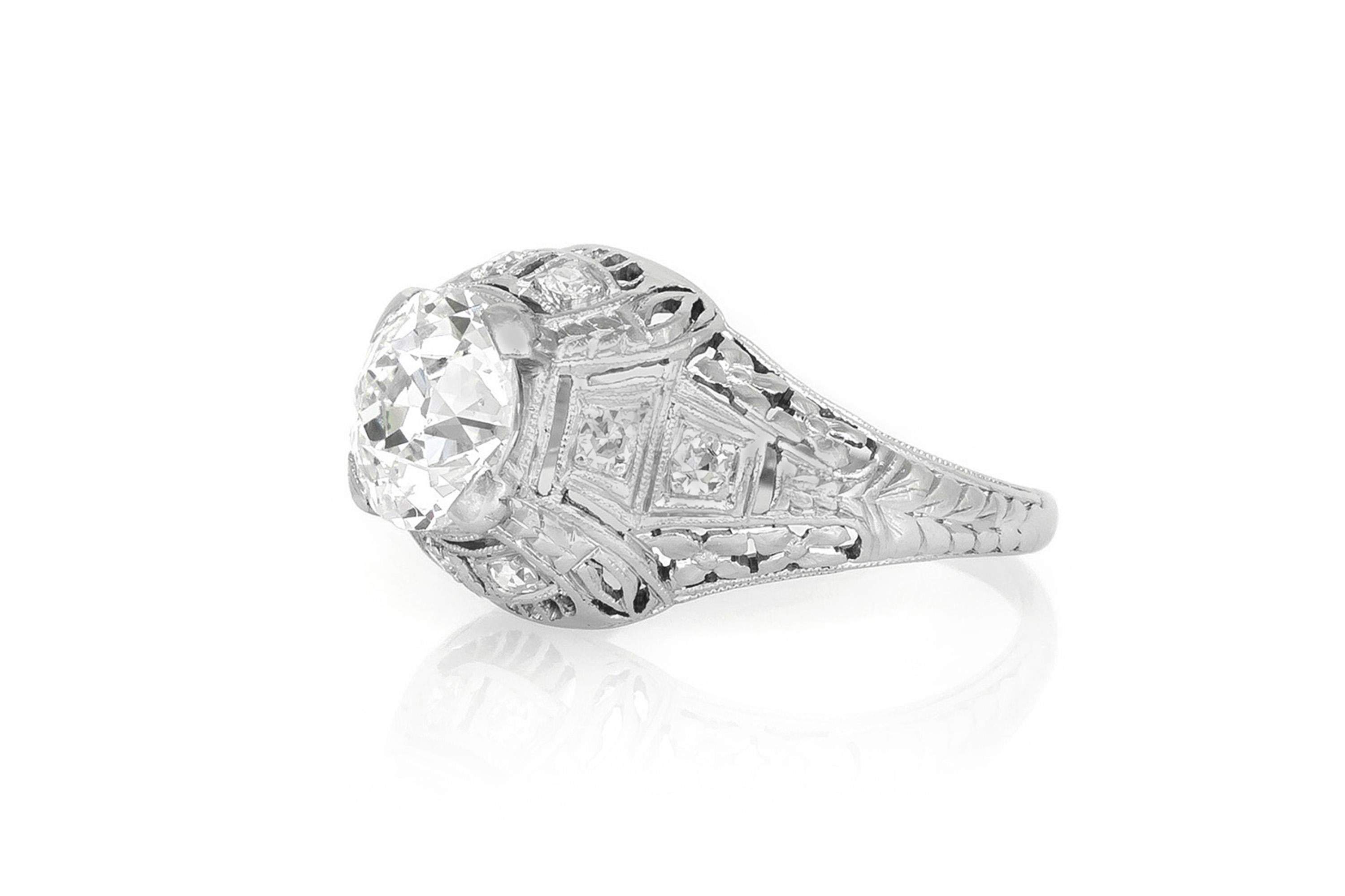 Fein in Platin gefertigt, mit einem Diamanten im alten europäischen Schliff mit einem Gewicht von etwa 1,60 Karat, Farbe G, Reinheit SI1.
Der Ring weist akzentuierende Diamanten im Einzelschliff mit einem Gesamtgewicht von etwa 0,20 Karat auf.
CIRCA