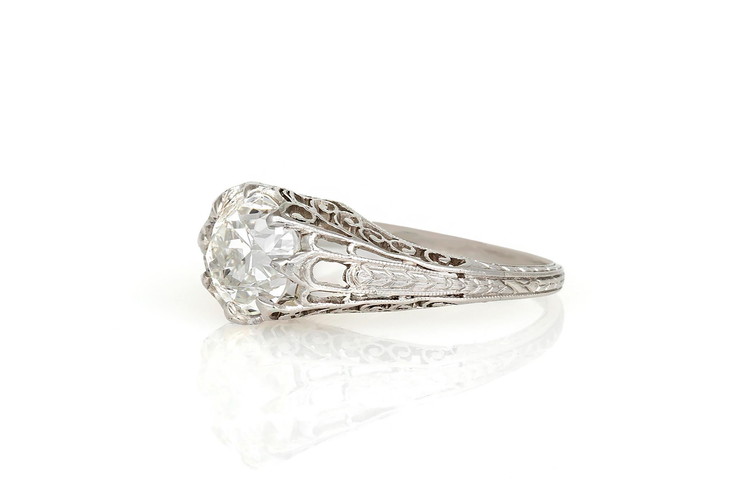 Finement réalisé en platine avec un diamant certifié GIA de taille ancienne européenne pesant 2,01 carats, couleur I, pureté VS2, numéro GIA : 14590444.
La monture est filigranée.
Circa 1910s
Taille 6 1/2, redimensionnable