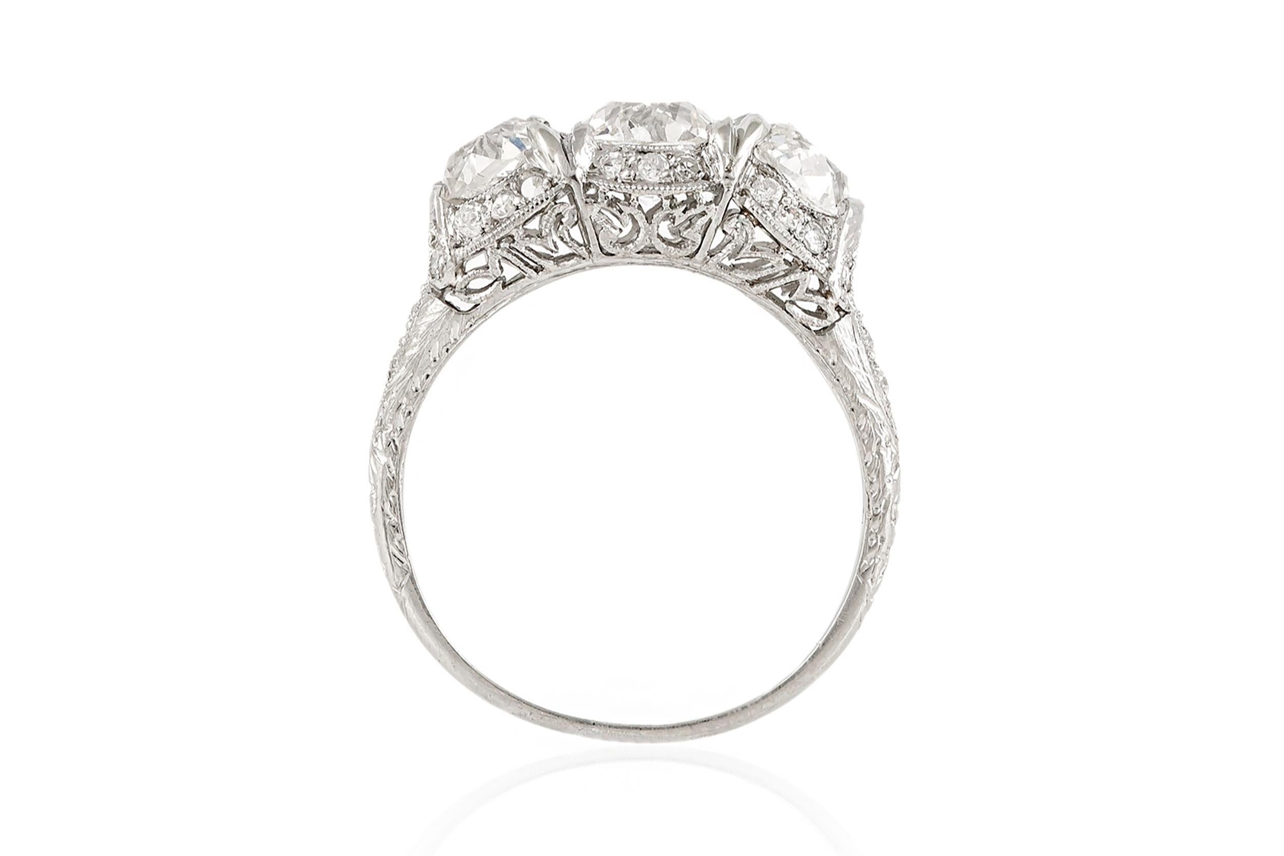 Antiker Edwardianischer 1910er Jahre 2,09 Karat Drei Stein Diamantring im Zustand „Gut“ im Angebot in New York, NY