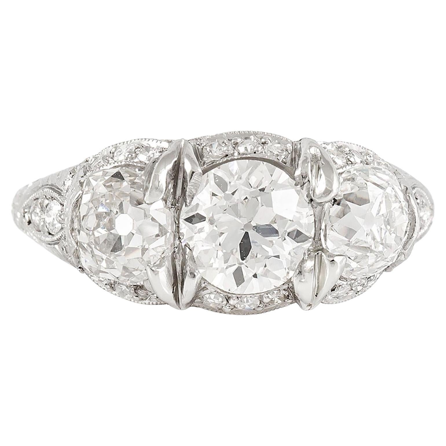 Antiker Edwardianischer 1910er Jahre 2,09 Karat Drei Stein Diamantring im Angebot