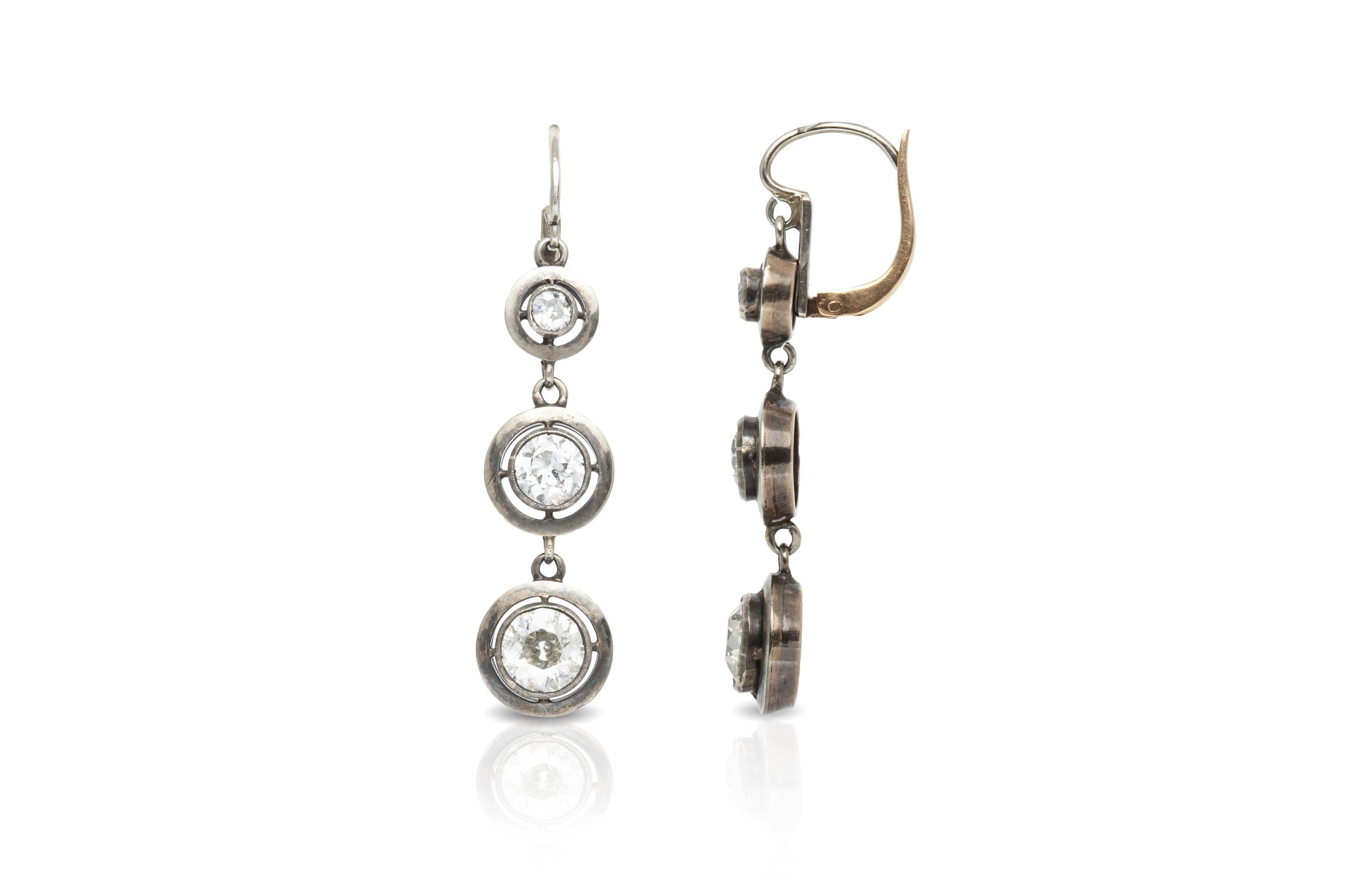 Finement réalisée en or 18 carats et en argent, elle est ornée de 6 diamants gradués de taille européenne ancienne pesant environ 3,00 carats au total.
Circa 1910s
1 1/2 pouces de long