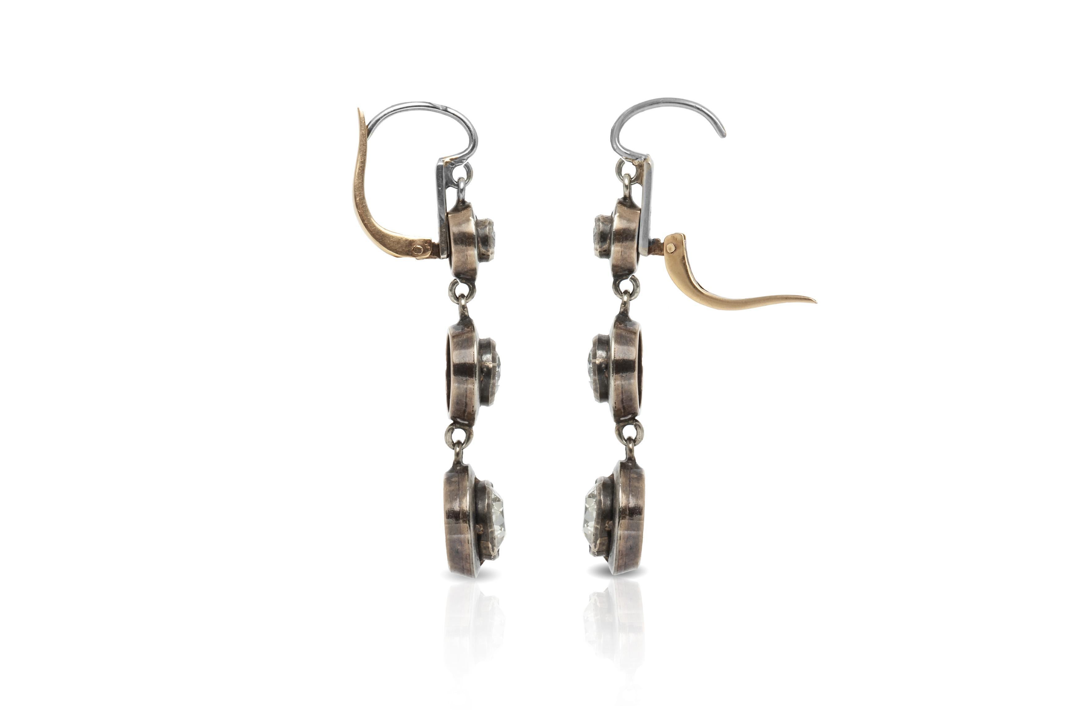 Édouardien Boucles d'oreilles pendantes anciennes Edwardian 1910s 3.00 Carat Old European Cut Diamond Dangle Earrings en vente