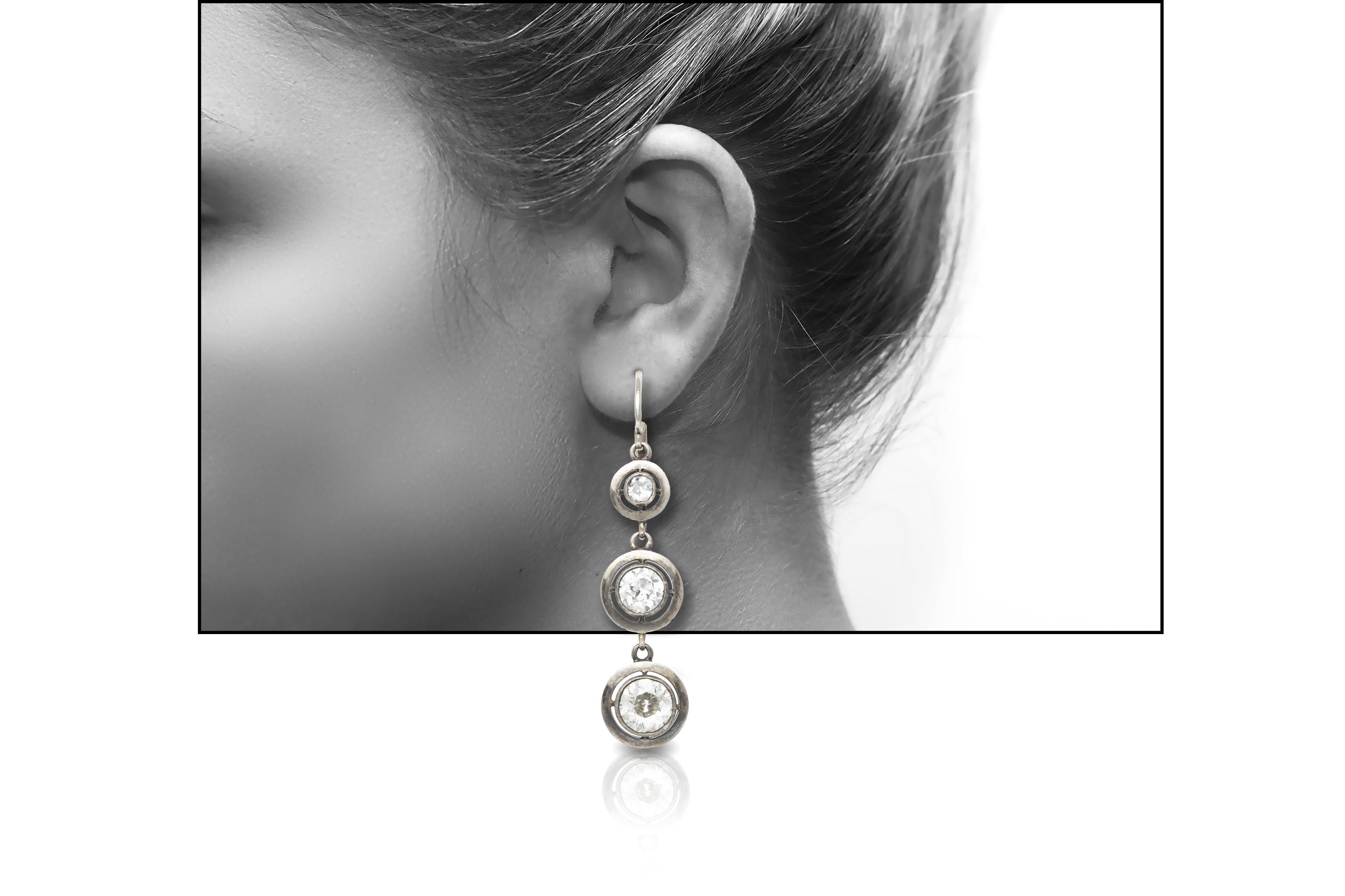 Taille vieille Europe Boucles d'oreilles pendantes anciennes Edwardian 1910s 3.00 Carat Old European Cut Diamond Dangle Earrings en vente