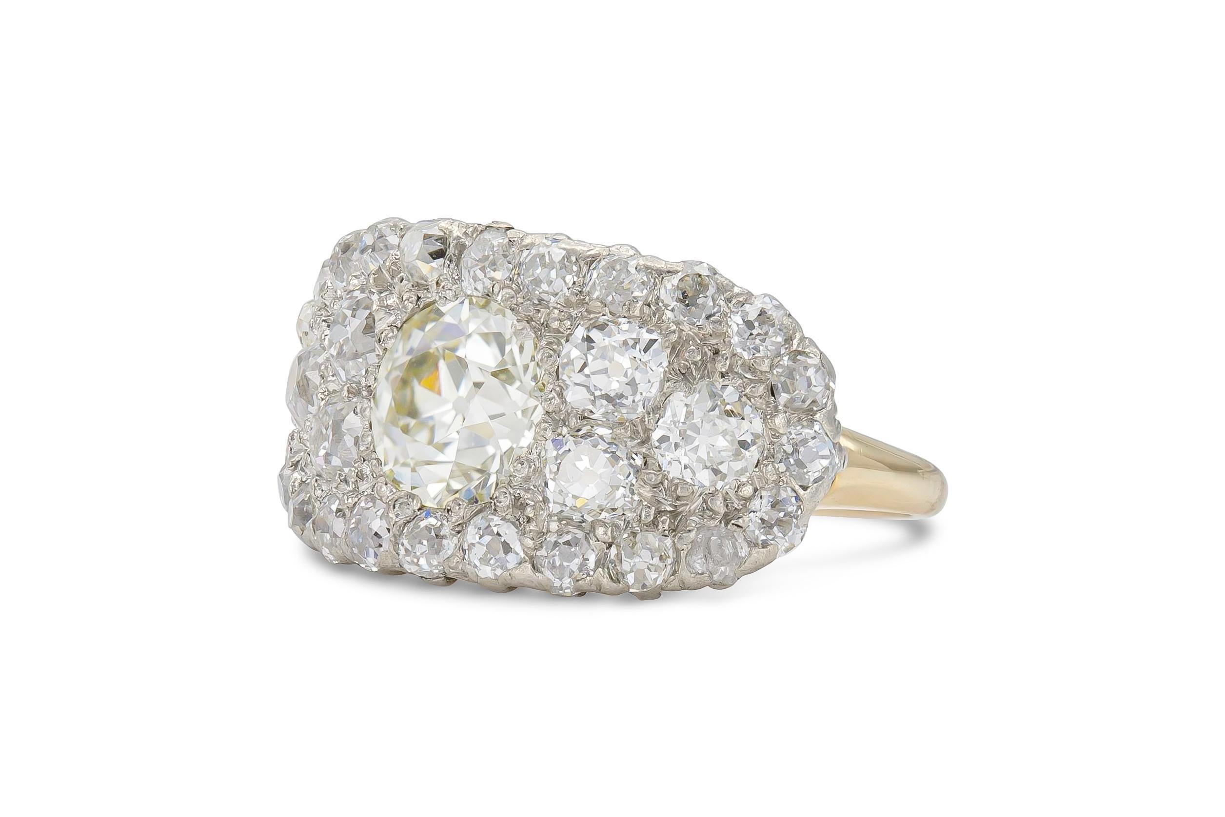 Finemente realizzato in platino e oro giallo 14 carati con un diamante centrale a taglio vecchio europeo del peso di circa 1,30 carati e diamanti più piccoli a taglio vecchio europeo circostanti del peso totale di circa 2,00 carati.
Circa anni