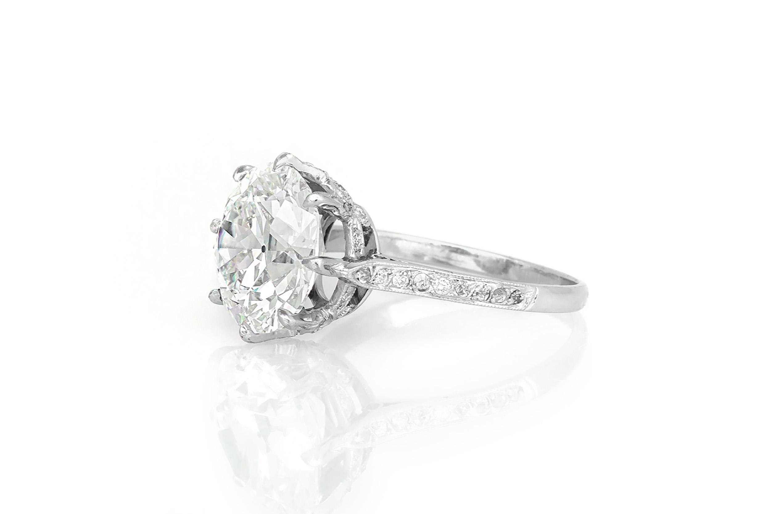 Finement réalisé en platine avec un diamant certifié GIA de taille ancienne européenne pesant 5,02 carats, couleur H, pureté VVS2, numéro GIA : 14288963.
La bague est ornée de petits diamants de taille unique sur la tige.
Circa 1910s
Taille 6 1/2,