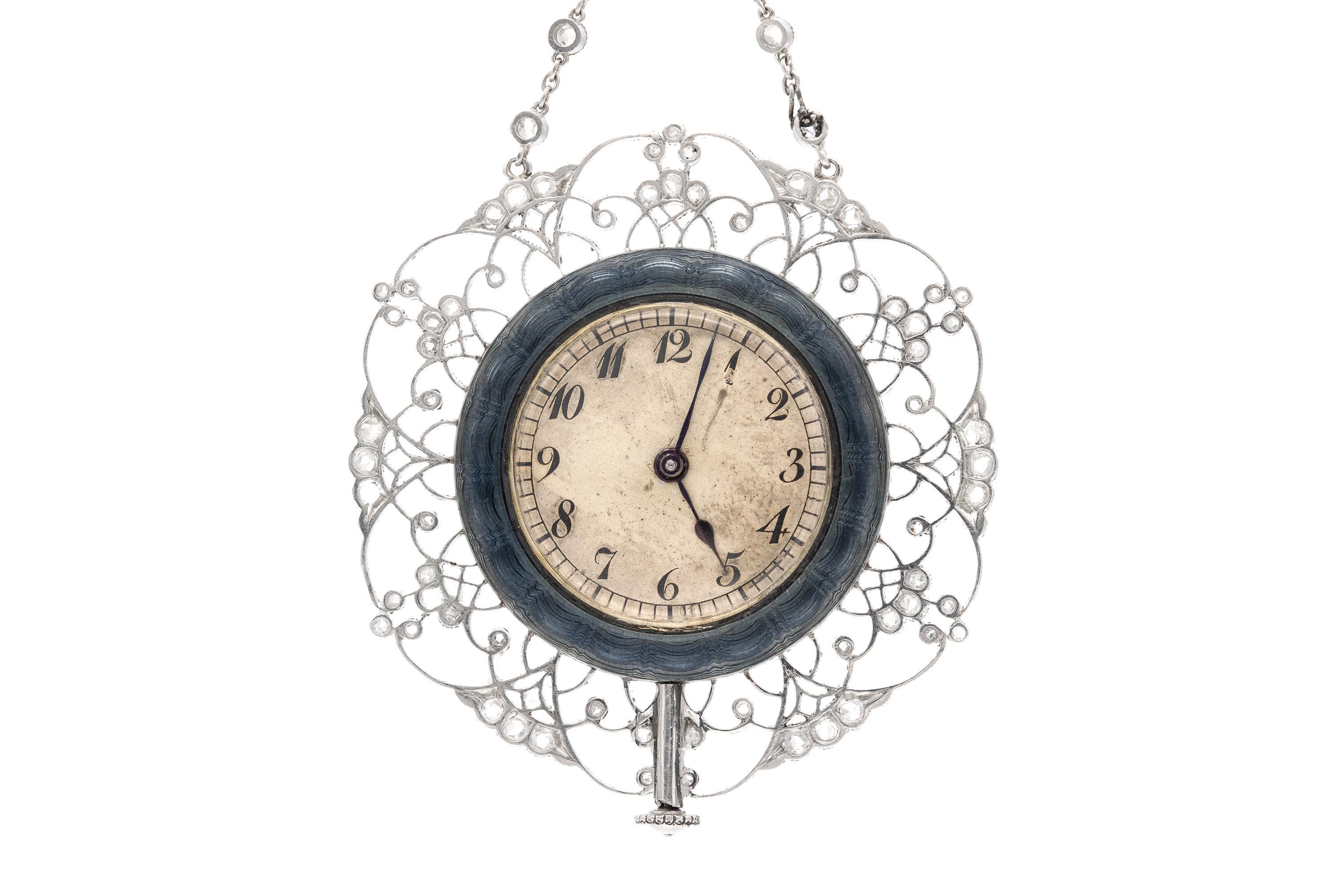Fein gearbeitet aus Platin und blauer Emaille mit Diamanten im Rosenschliff.
CIRCA 1910er Jahre
2 7/8 Zoll Anhänger, 17 Zoll Kette