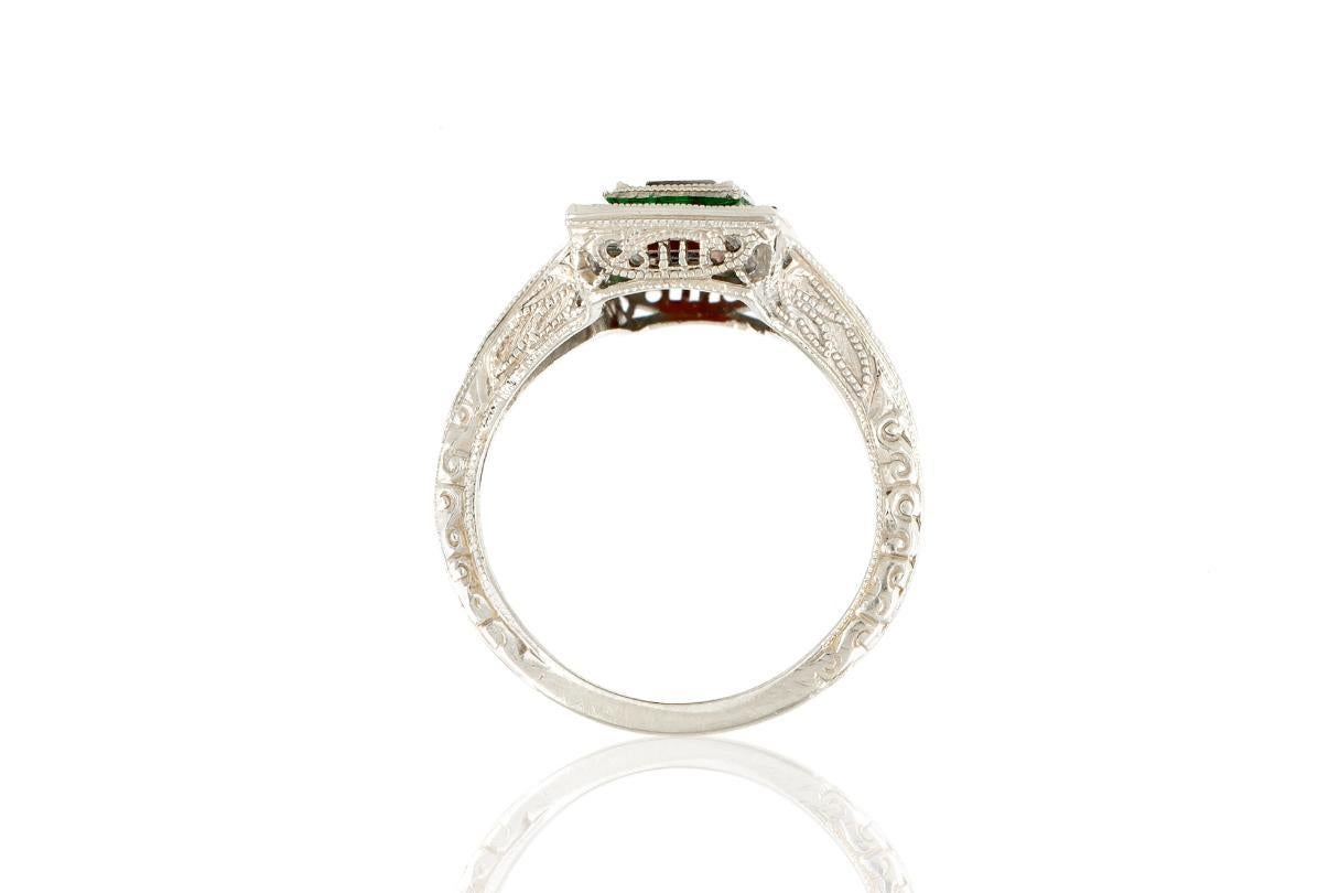 Antique Edwardian 1910s Carnelian and Emerald Dinner Ring with Diamonds In Good Condition For Sale In New York, NY