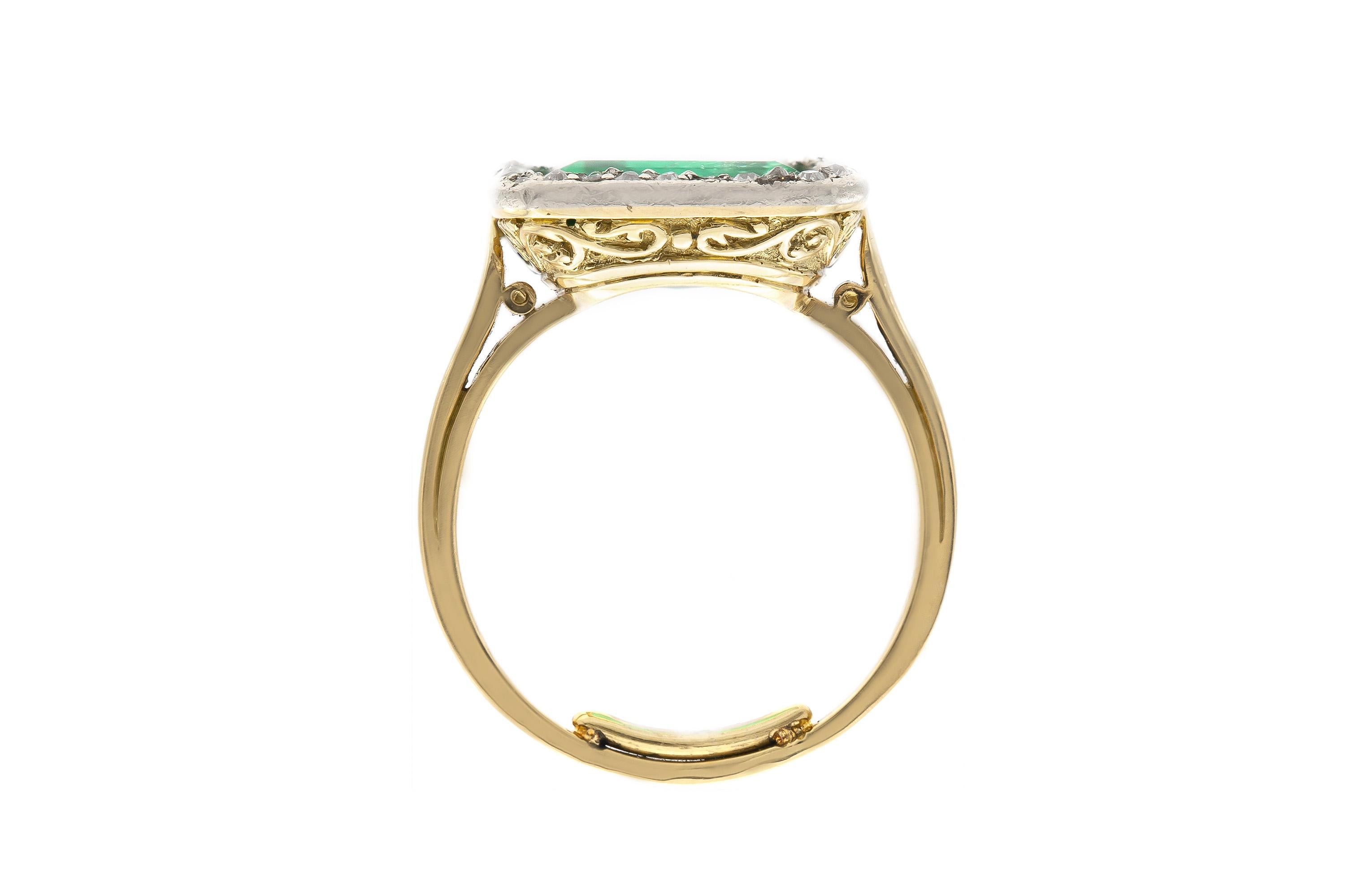 Antique Edwardian 1910s Russian Ural Mountains Emerald Ring with Diamonds In Good Condition For Sale In New York, NY
