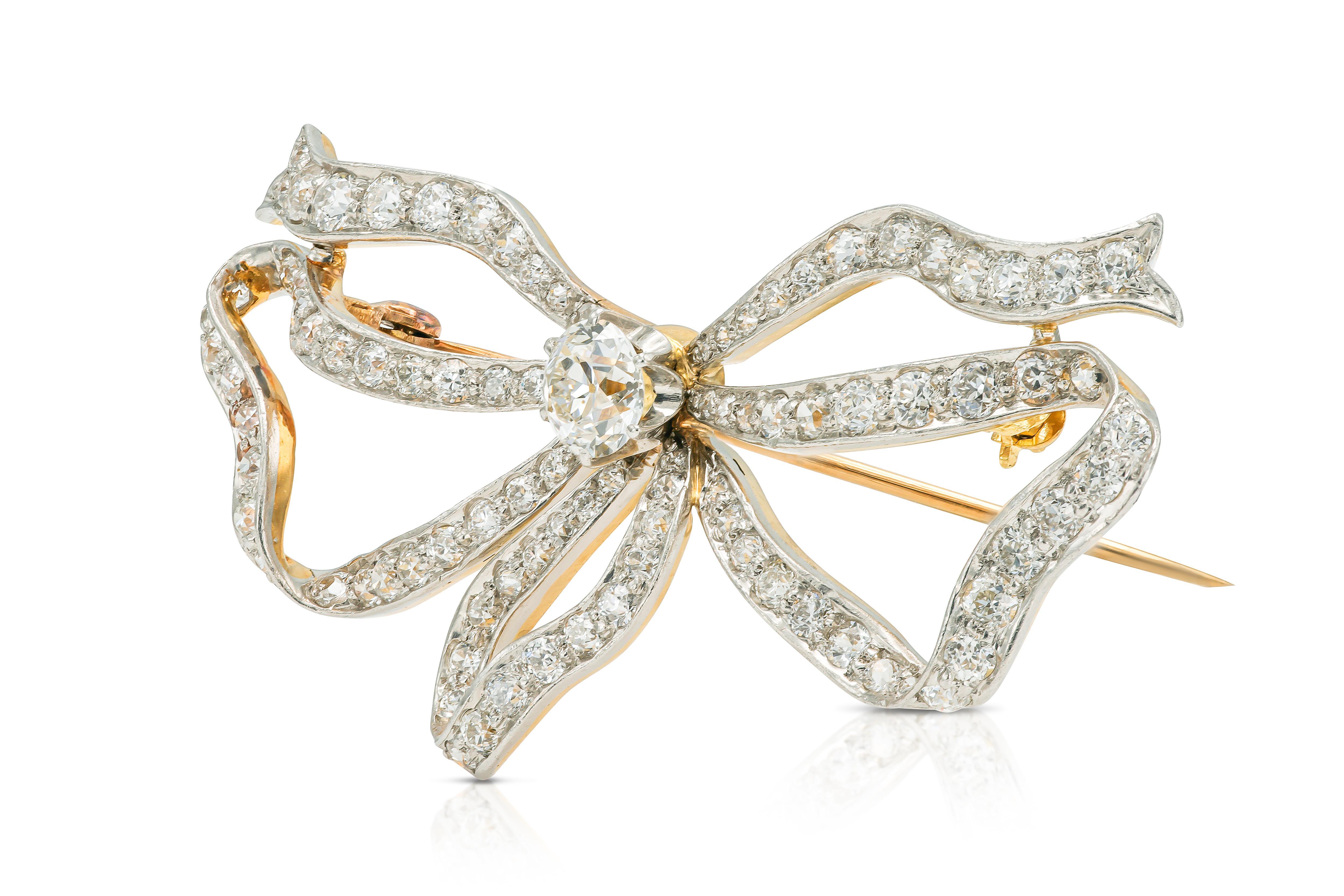 Finemente realizzato in platino e oro giallo 18 carati con un diamante centrale taglio Vecchio Europa del peso di circa 1,00 carati e piccoli diamanti taglio Vecchio Europa del peso totale di circa 3,50 carati.
Firmato da Tiffany & Co.
Circa anni