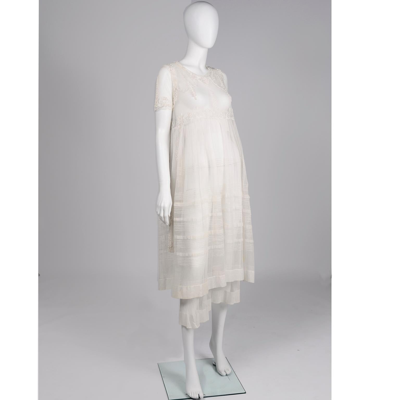 Beige Ancienne robe édouardienne des années 1910 en tulle et filet ivoire vintage bordée de broderies en soutache en vente