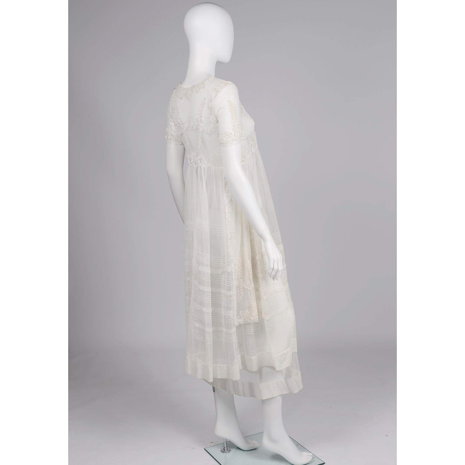 Ancienne robe édouardienne des années 1910 en tulle et filet ivoire vintage bordée de broderies en soutache Bon état - En vente à Portland, OR