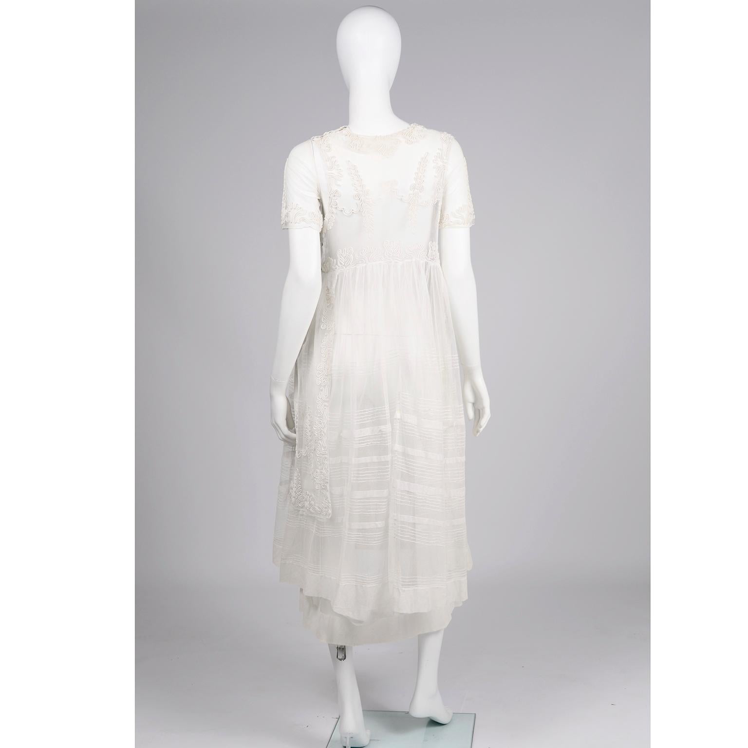 Ancienne robe édouardienne des années 1910 en tulle et filet ivoire vintage bordée de broderies en soutache Unisexe en vente