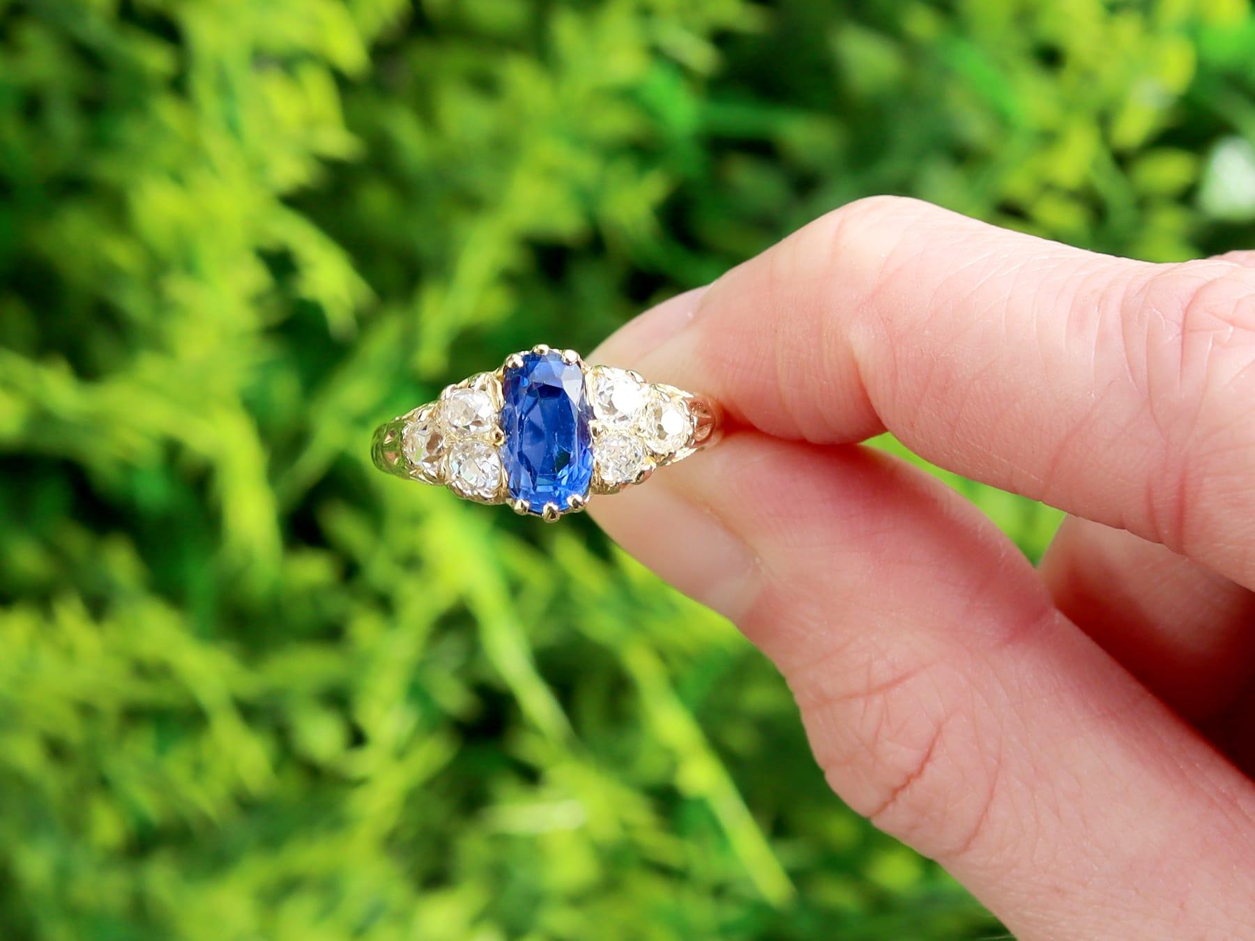 Une belle et impressionnante bague ancienne en or jaune 18 carats, composée d'un saphir de Ceylan de 2,30 carats et d'un diamant de 1,05 carat, qui fait partie de notre collection de bijoux en saphir de l'époque édouardienne.

Cette belle et