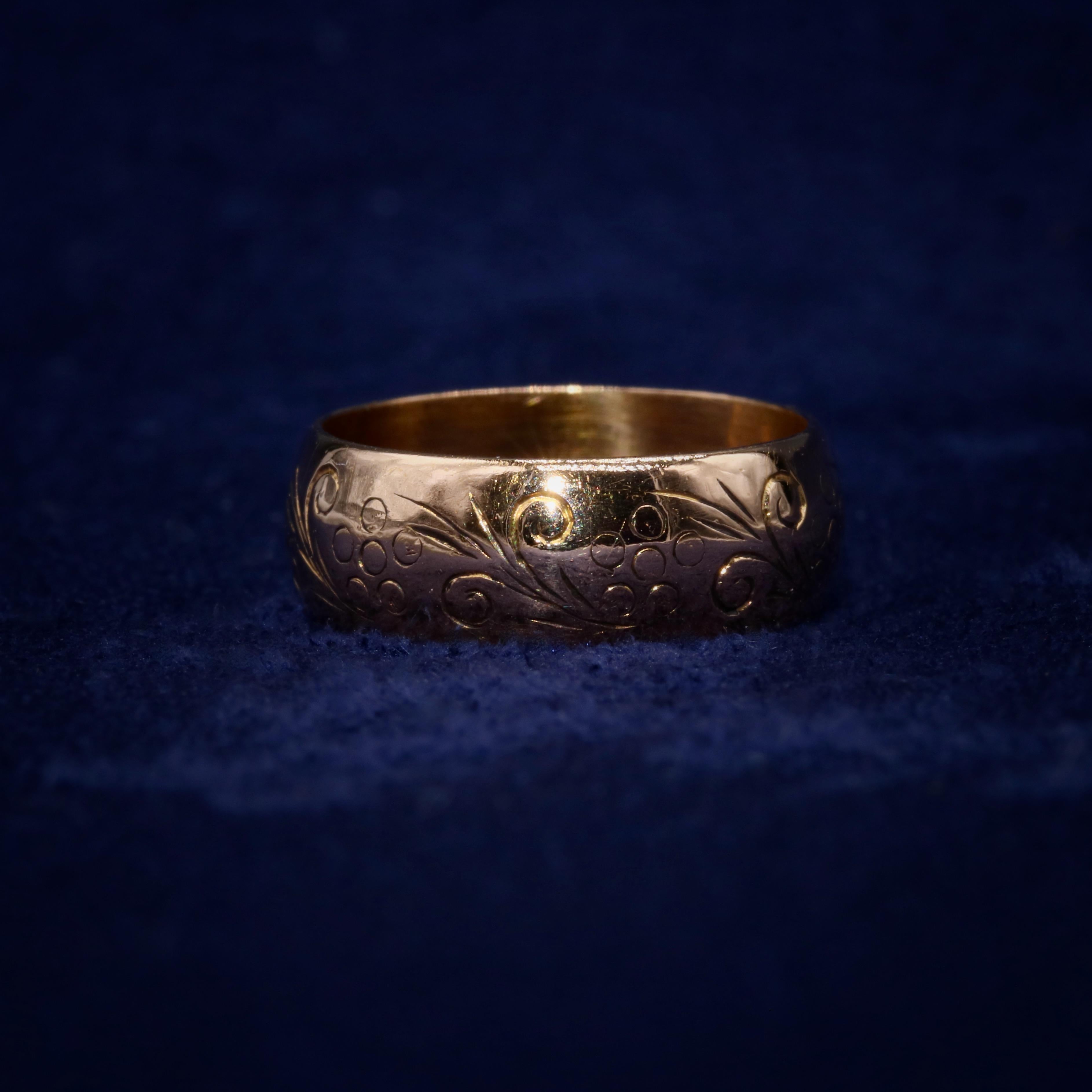 Antique Edwardian 4.3g 22K Yellow Gold Engraved Floral Wide Band Ring In Good Condition In Staines-Upon-Thames, GB