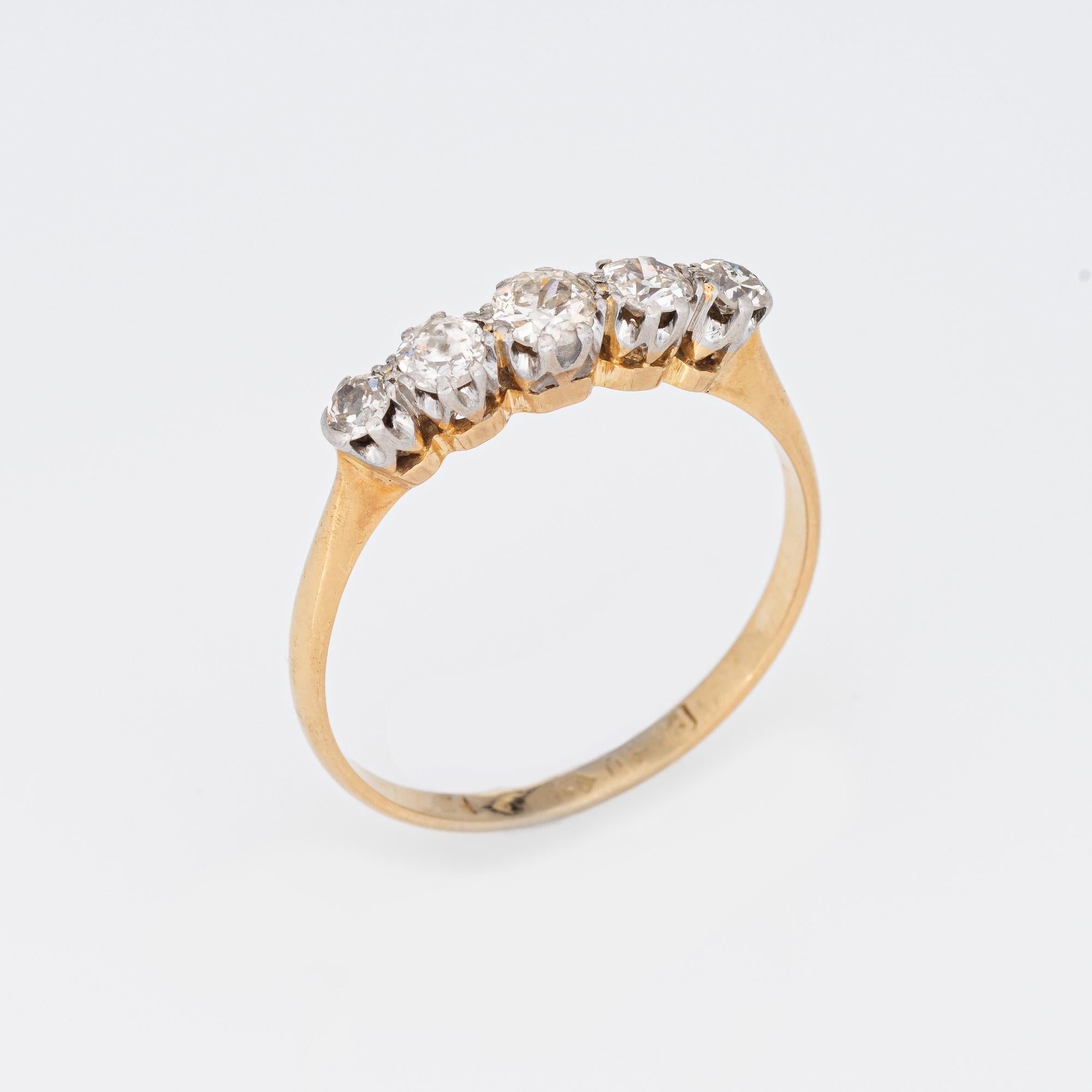 Elegante alianza eduardiana de 5 piedras (hacia 1910), finamente detallada, elaborada en oro amarillo de 18 quilates y platino. 

Cinco diamantes talla europea antigua suman un total estimado de 0,50 quilates (color estimado I-J y claridad SI2-I1). 
