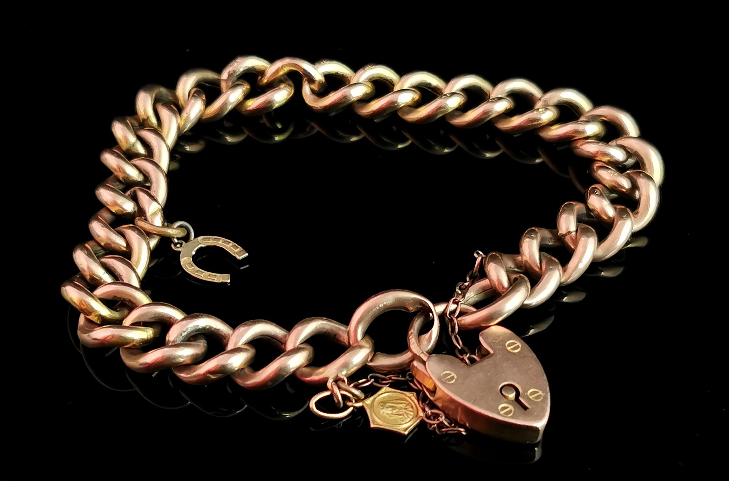 Antique Edwardian 9 Karat Yellow Gold Curb Link Bracelet, Charms In Fair Condition In NEWARK, GB