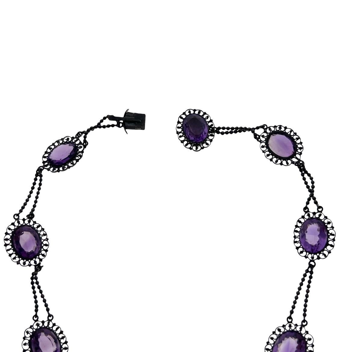Un'antica collana in argento sterling del 1915 circa, esemplificativa della raffinata eleganza dell'artigianato edoardiano. Questo spettacolare pezzo in stile festone presenta dodici splendide ametiste per un totale di circa 93,69 carati, undici
