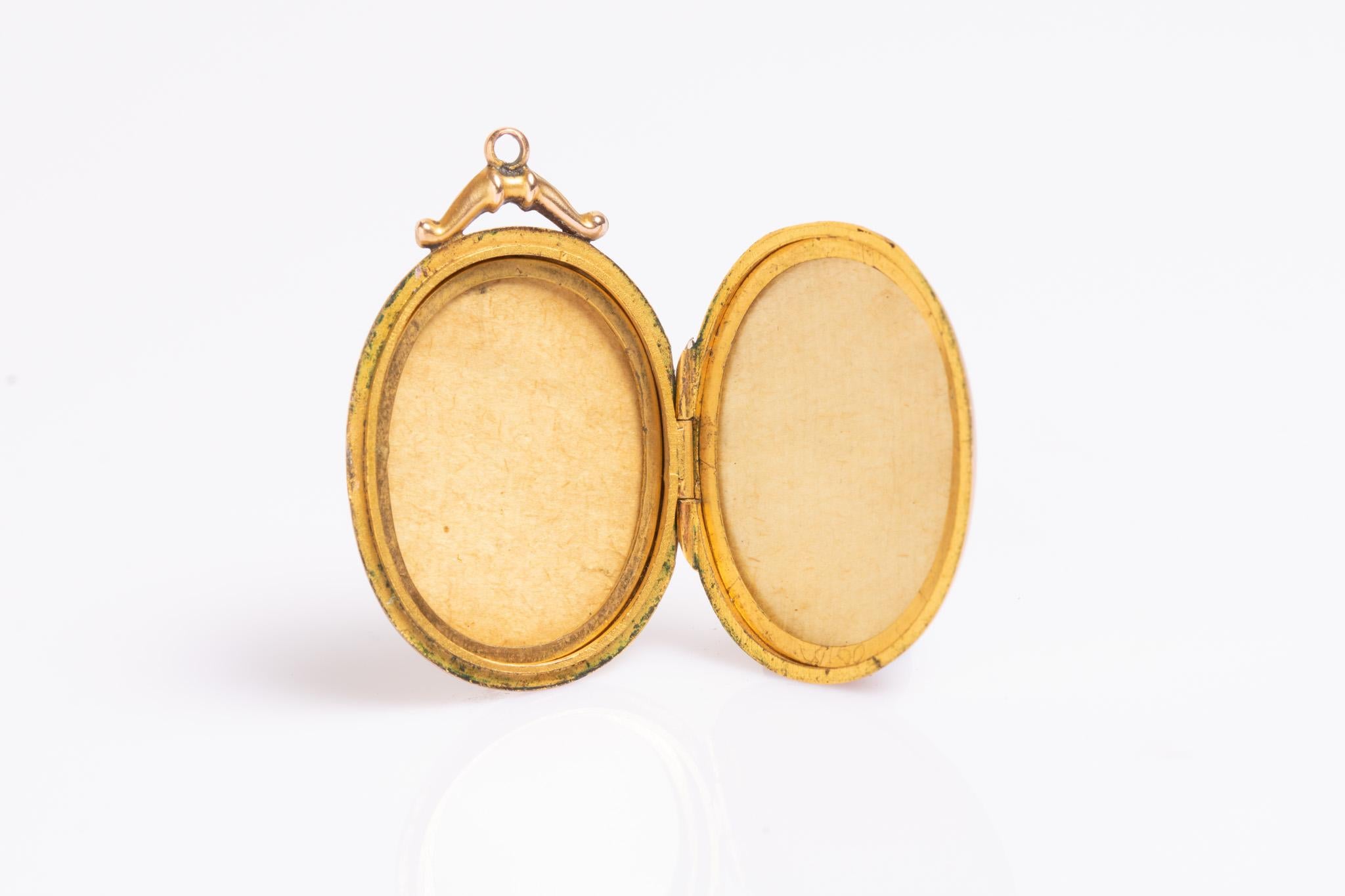 Antique Edwardian 9ct Gold Back & Front Paste Locket For Sale 1