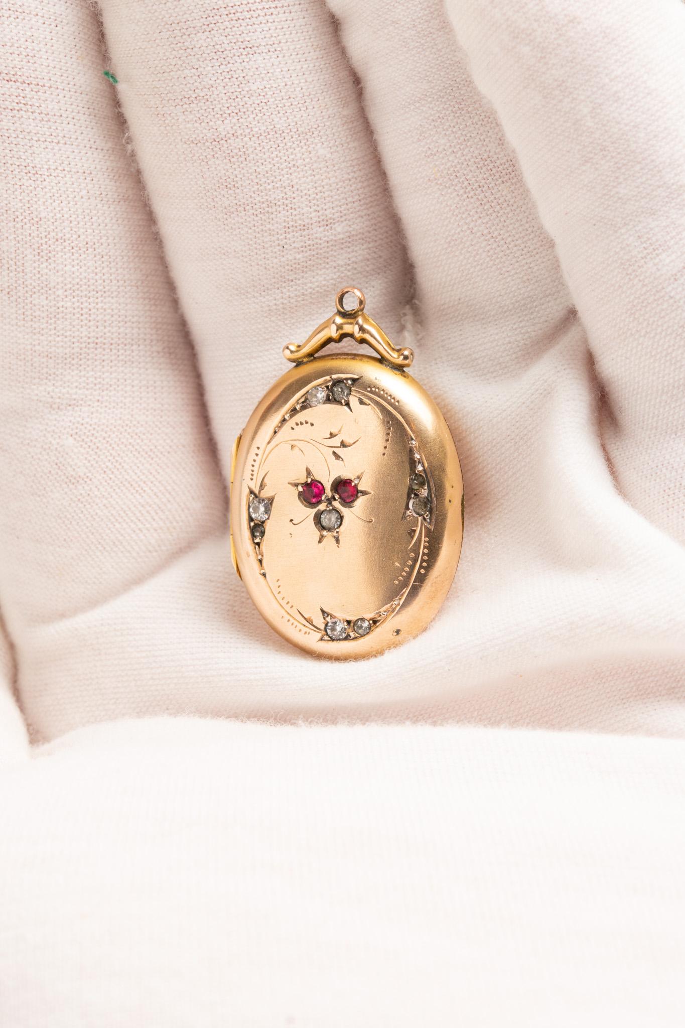 Antique Edwardian 9ct Gold Back & Front Paste Locket For Sale 2
