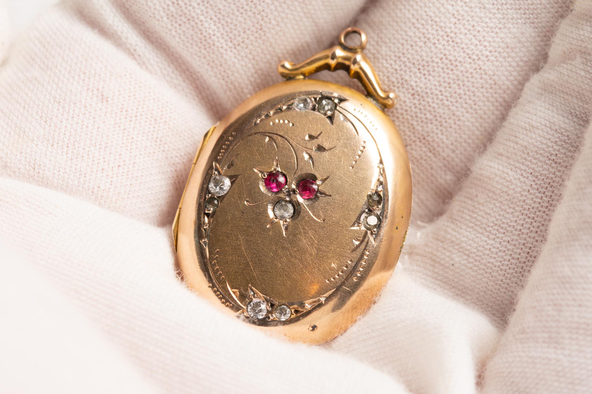 Antique Edwardian 9ct Gold Back & Front Paste Locket For Sale 3