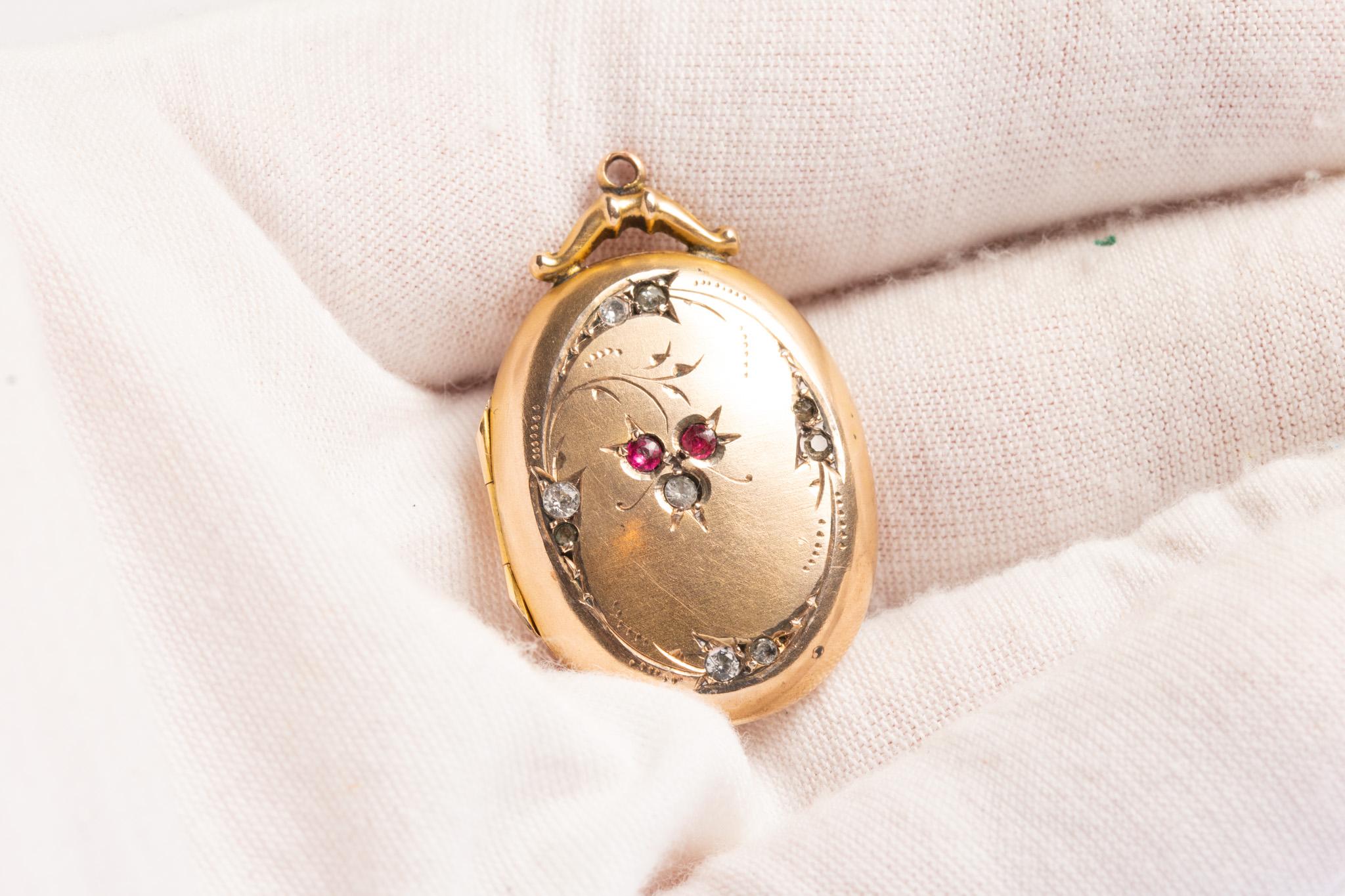 Antique Edwardian 9ct Gold Back & Front Paste Locket For Sale 4