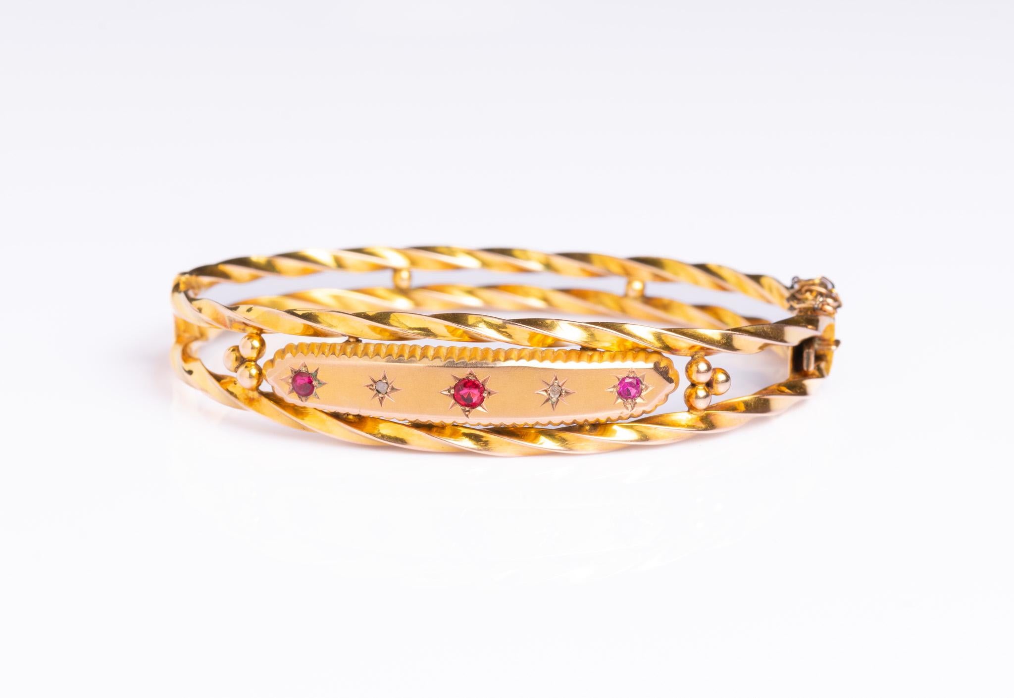 Exquisite antike Edwardian 9ct Gold Rubin und Diamant Scharnier Armreif. Diese wunderschöne antike Armspange aus 9 Karat Gelbgold ist mit zwei Diamanten im Altschliff und drei Rubinen besetzt. Die Edelsteine sind in einer Reihe gefasst, so dass das