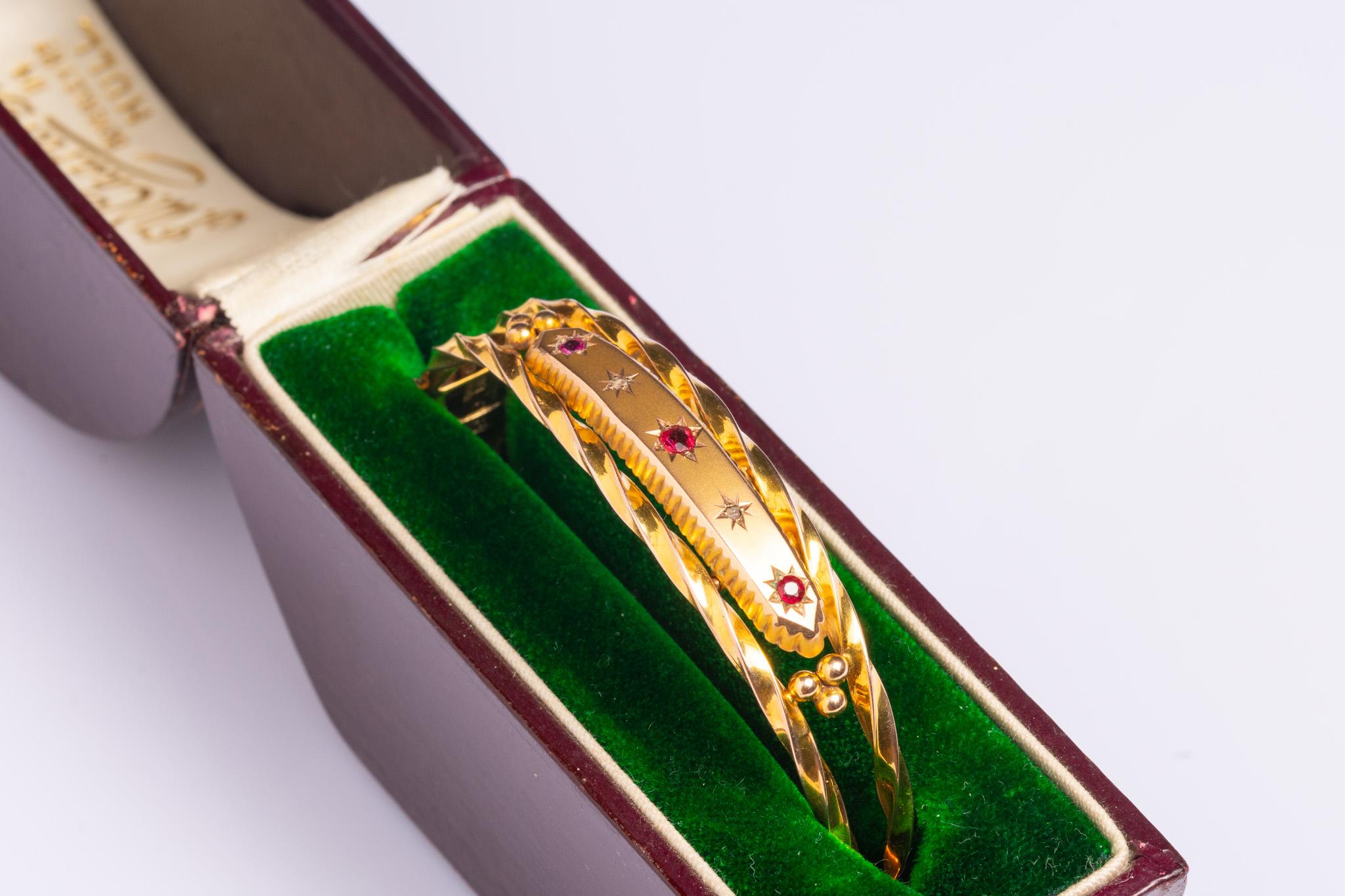 Antiker edwardianischer Starburst-Armreif aus 9 Karat Gold mit Diamanten und Rubinen (Antiker Kissenschliff) im Angebot