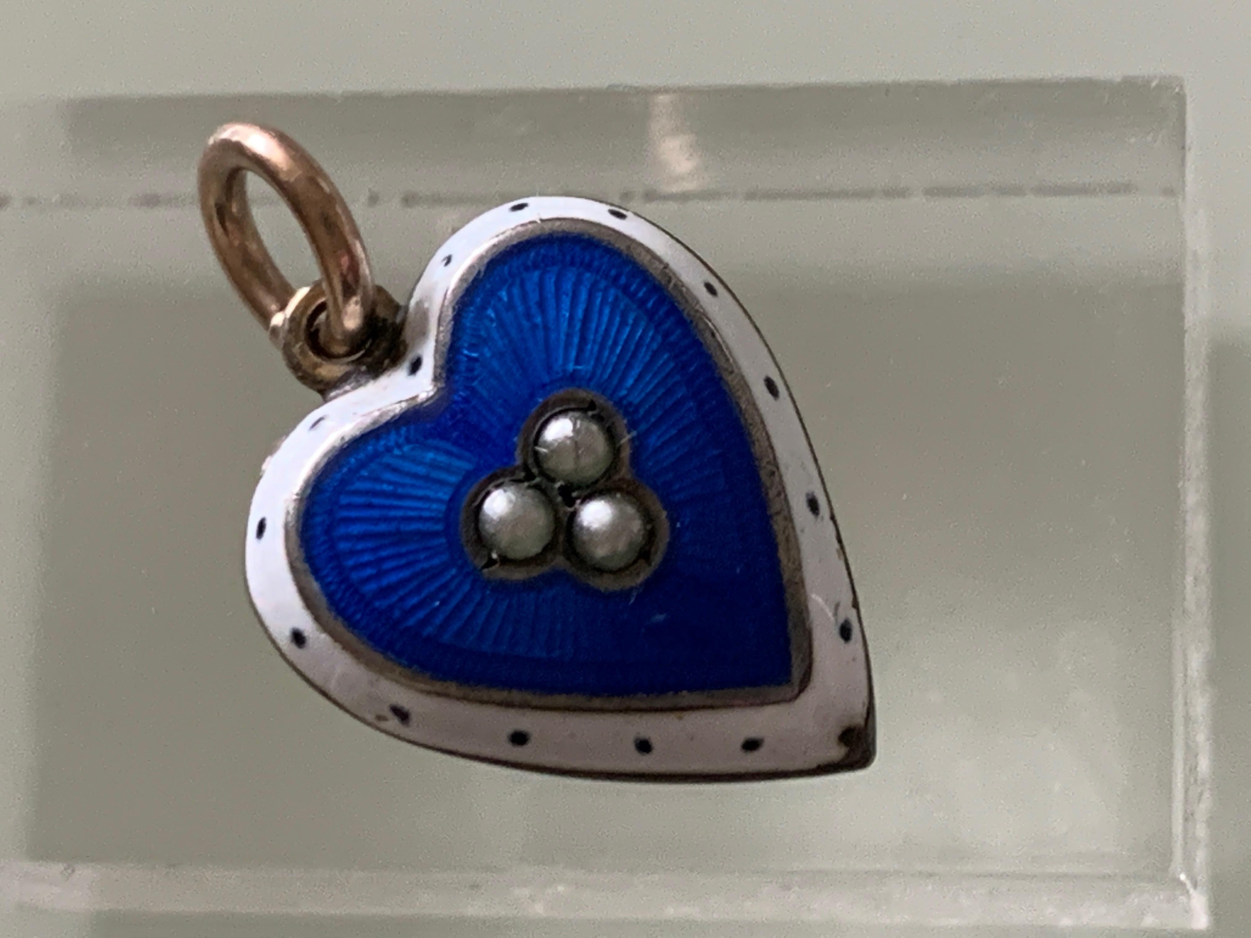 Beautiful
Antique Edwardian 9ct Gold Heart
with front cobalt blue and dotted enamel
in very good condition
surrounding three central cultured pearls
Weight 1.78 grams
Size of heart 1.5 cm  x 1.75 cm x 0.4 cm 

Condition details :
Please note 
A. One