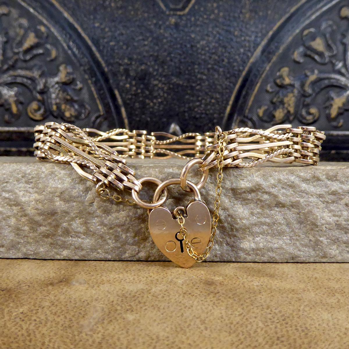 Ein antikes Tor-Armband aus 9-karätigem Gold mit einer leichten Roségoldfärbung. Das Torarmband besteht aus fünf Stäben: einem geraden Stab in der Mitte, zwei gedrehten Stäben, einem einfachen und einem seilartigen Stab. Die Rückseite des Armbands
