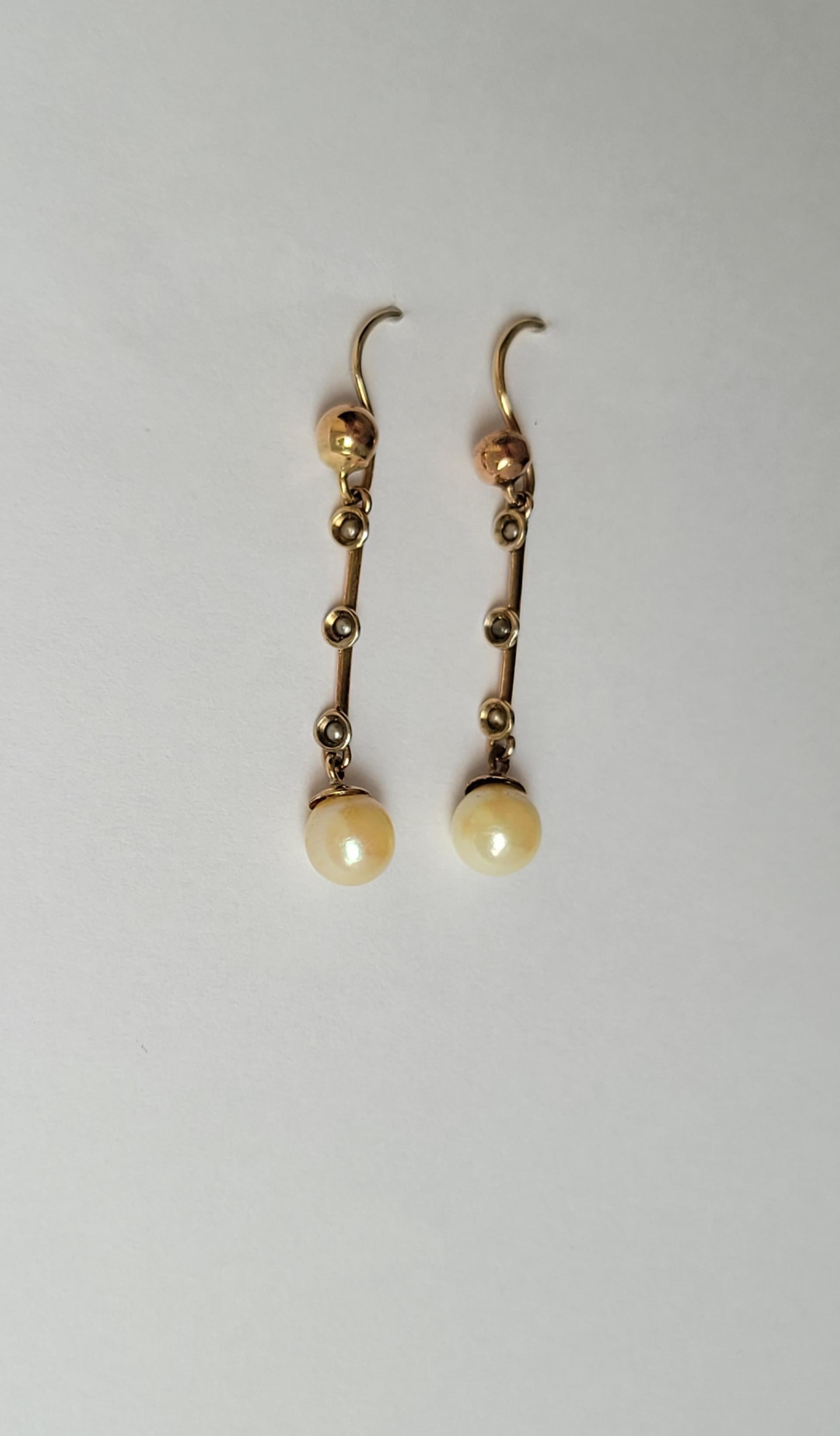 A Lovely Edwardian 9 carat Yellow Gold, Pearl and split Seed Pearl drop earrings with a hooks for pierced ears. English origin.

Total drop including hooks 37mm.
Pearl 6mm.
Weight 2.0gr.
Unmarked, tested 9CT gold.

The earrings in good antique