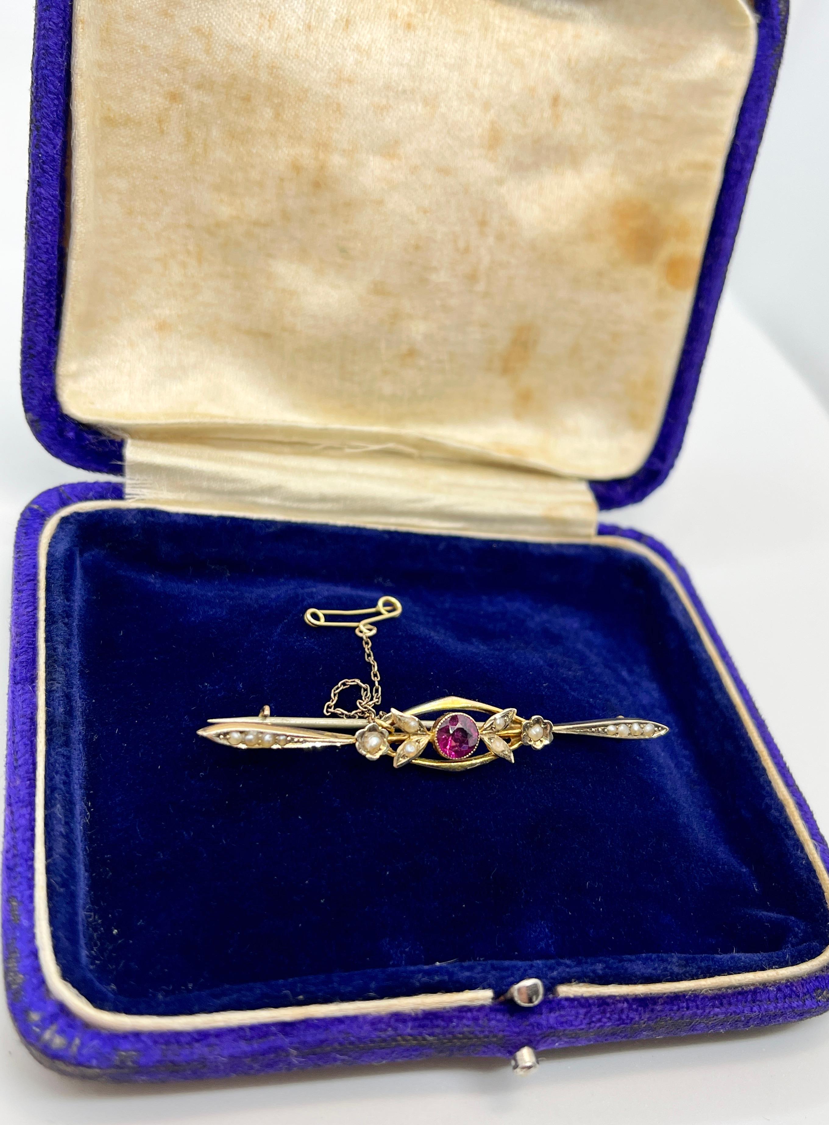 Antique Edwardian 9ct YG Ruby Seed Pearl Bar Brooch.  Hallmarked AB Circa 1910 In Good Condition For Sale In Mona Vale, NSW
