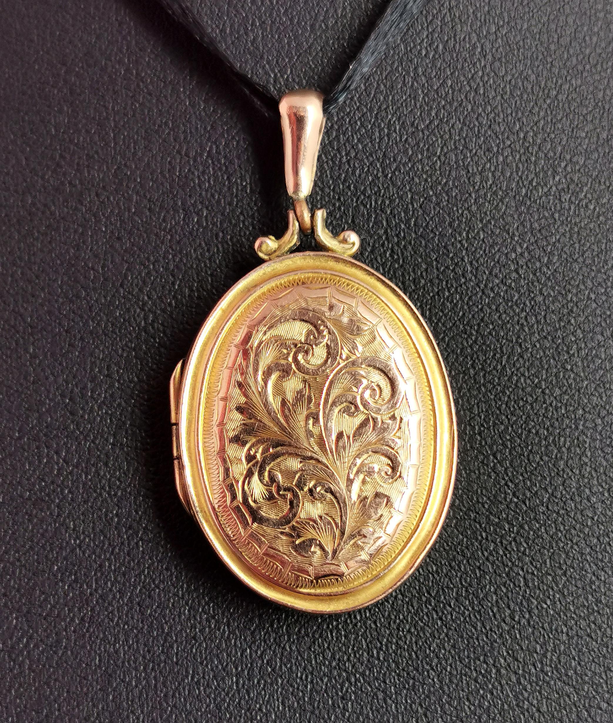 A delightful antique 9kt yellow gold front and back locket.

Edwardian era it has an elaborately chased and engraved front with leaves and foliate, there is a smooth polished heart cartouche to the centre of the reverse which has not been engraved
