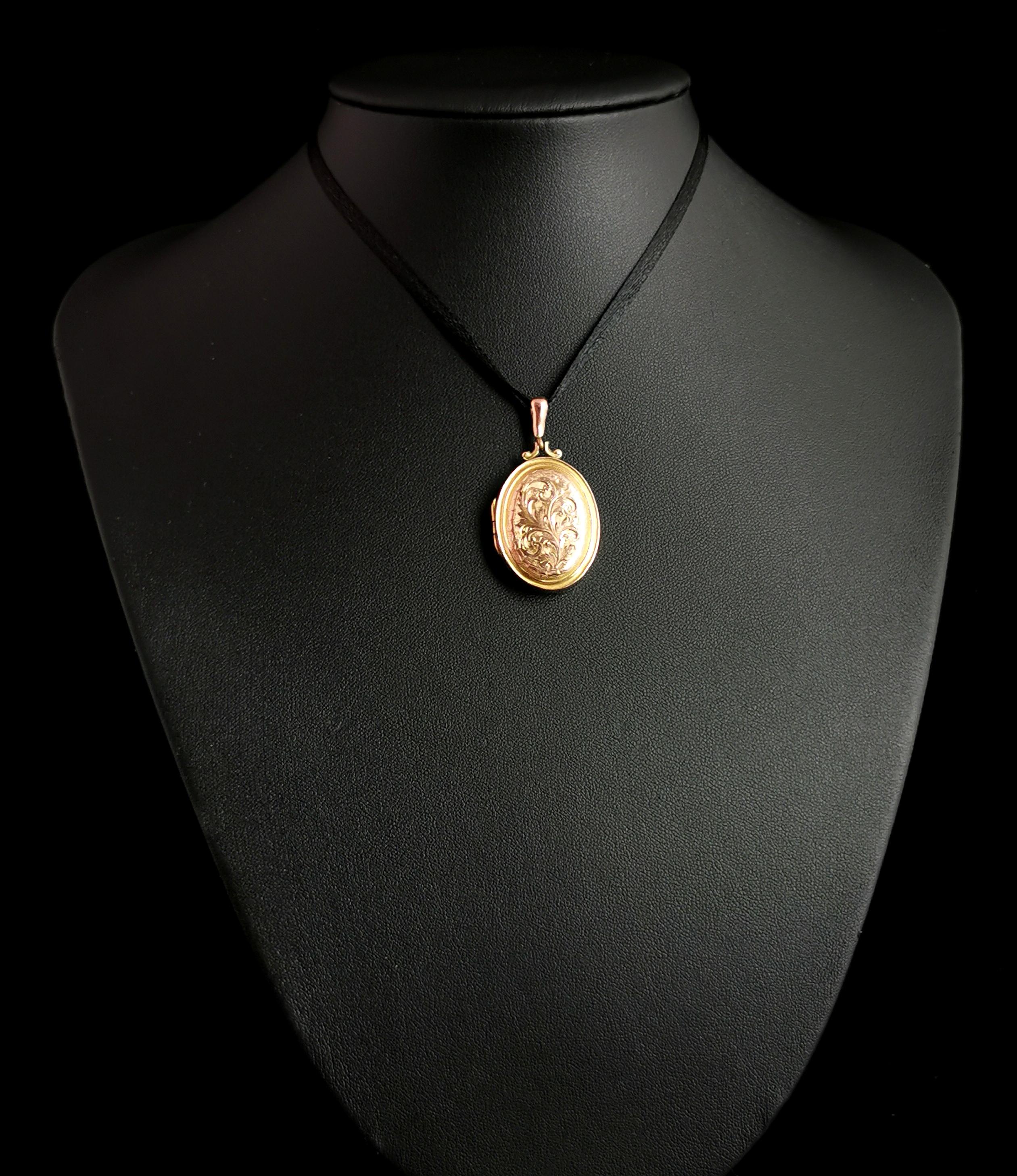 Médaillon édouardien ancien en or 9 carats à l'avant et à l'arrière, en forme de cœur, gravé État moyen à NEWARK, GB