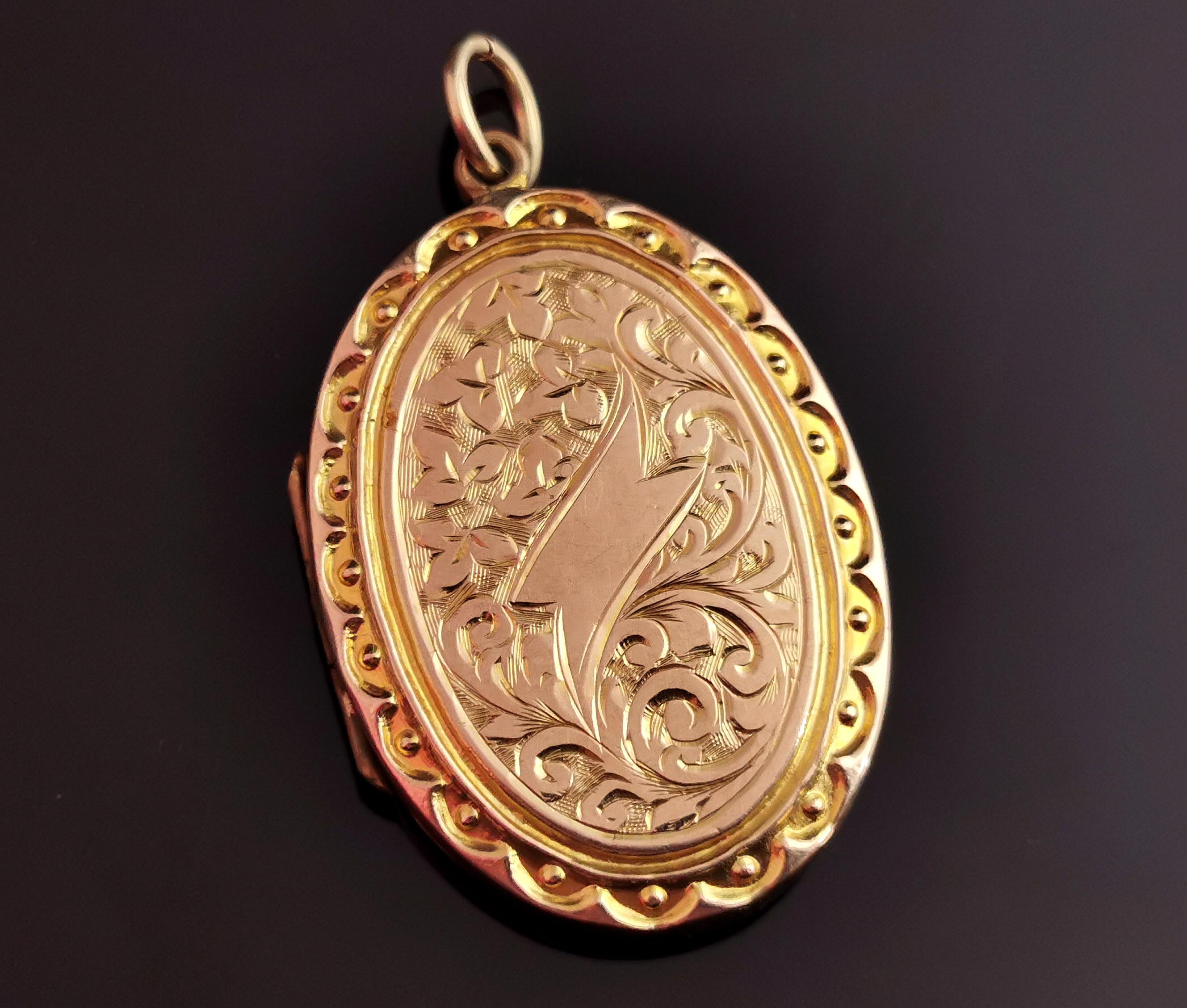 A pretty antique 9kt yellow gold front and back locket.

Edwardian era it has an elaborately engraved front with leaves and foliate, there is a scroll going across the centre which has not been engraved so could be personalised if desired.

The back