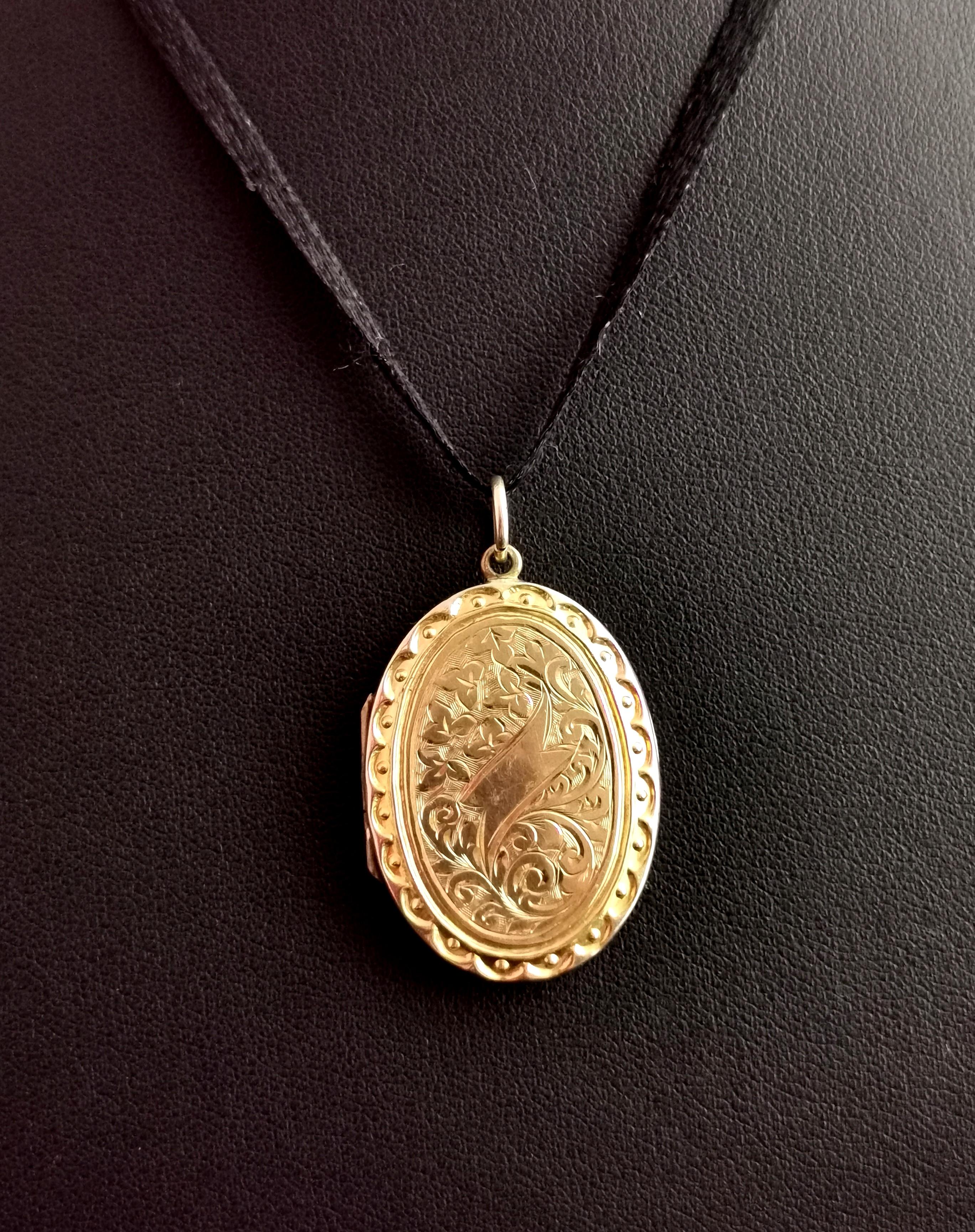 Antique Edwardian 9k gold front and back locket pendant, engraved  In Good Condition In NEWARK, GB