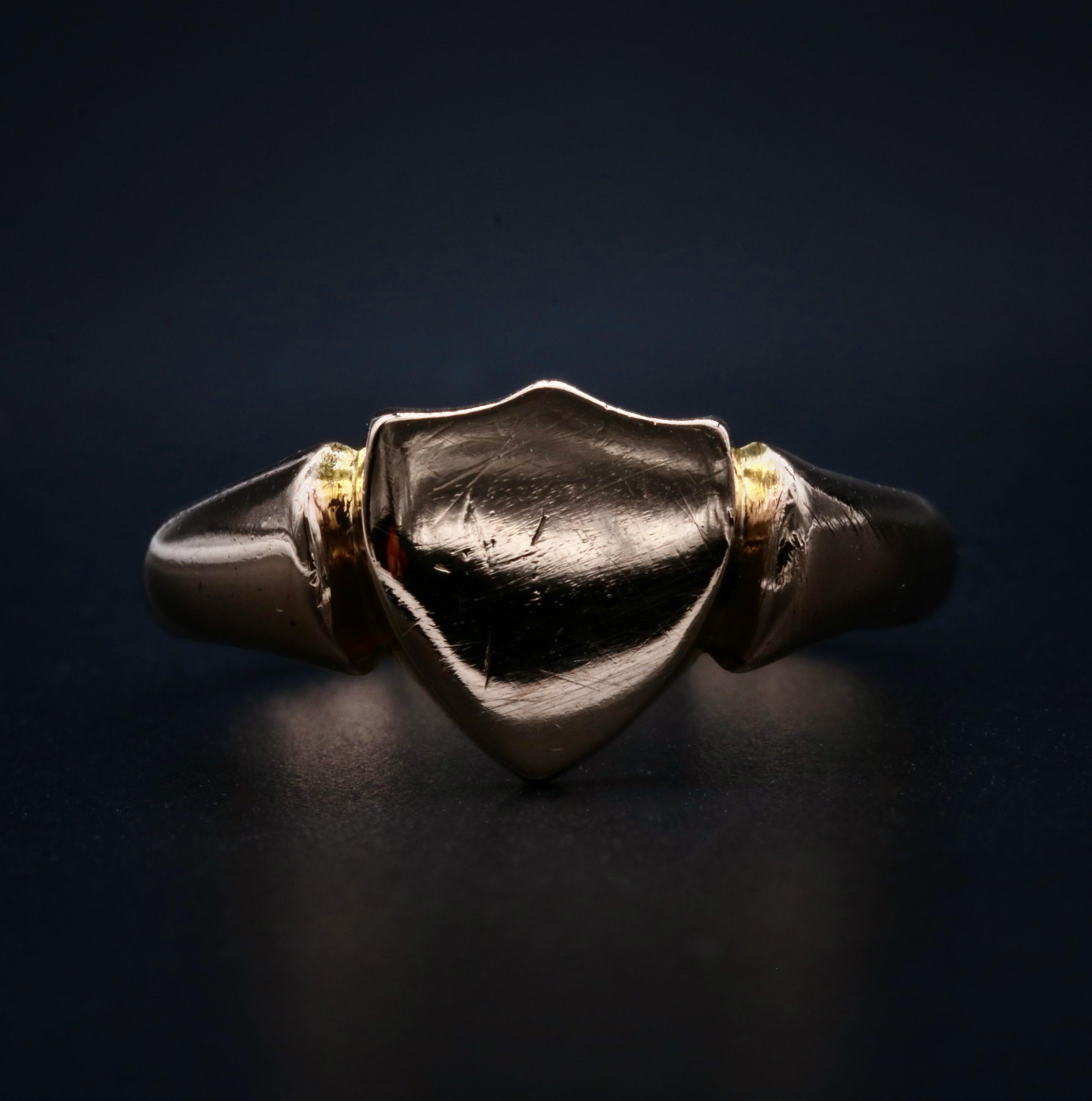 Antique Edwardian 9K Rose Gold Shield Shaped Signet Ring In Good Condition In Staines-Upon-Thames, GB