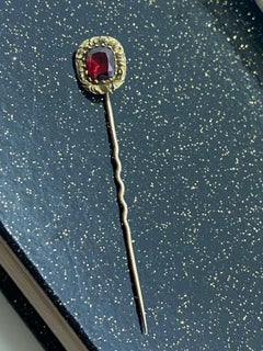 Antique (Edwardian) 9K Yellow Gold & 1.00ct Bohemian (Pyrope) Garnet Stick Pin.