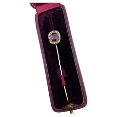 Antique (Edwardian) 9K Yellow Gold & 1.00ct Bohemian (Pyrope) Garnet Stick Pin.
