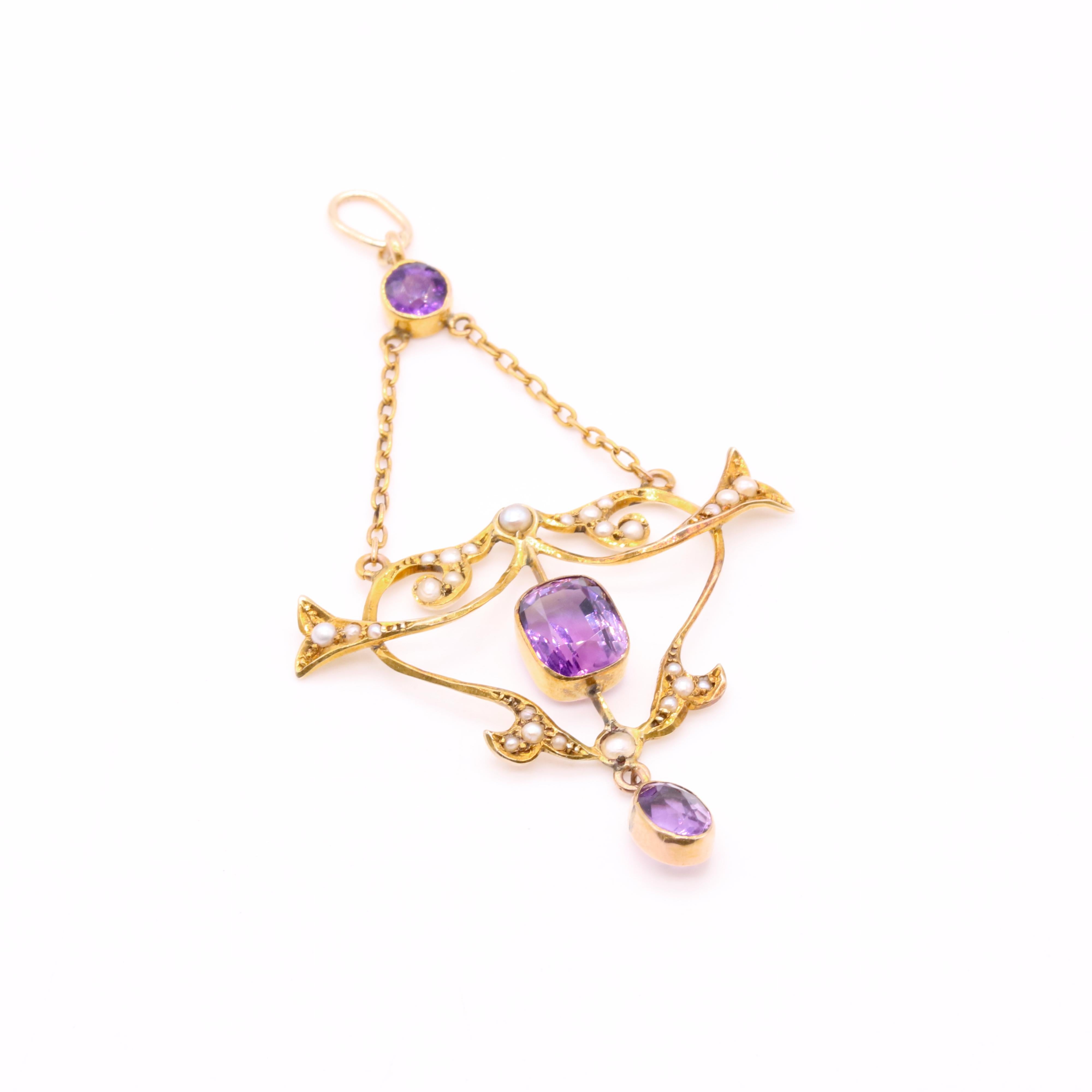Taille coussin Pendentif édouardien ancien en or jaune 9 carats, améthyste et perle en vente