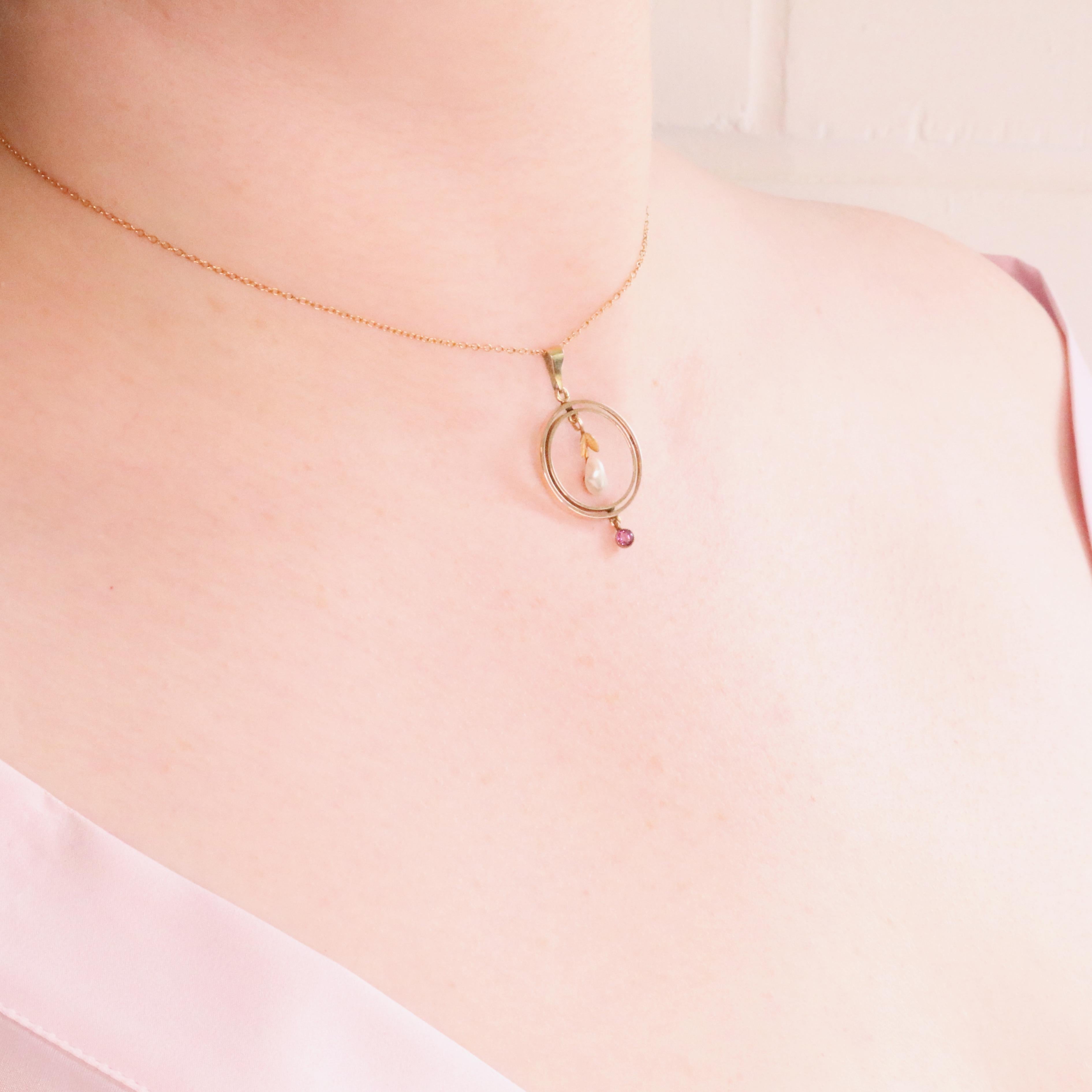 Pendentif ancien en or jaune, améthyste et perle, comprenant une perle baroque et une améthyste de taille ronde, en or jaune 9 carats. 

Le pendentif est serti d'une magnifique perle baroque, d'une forme des plus élégantes, pâle et lustrée. La perle