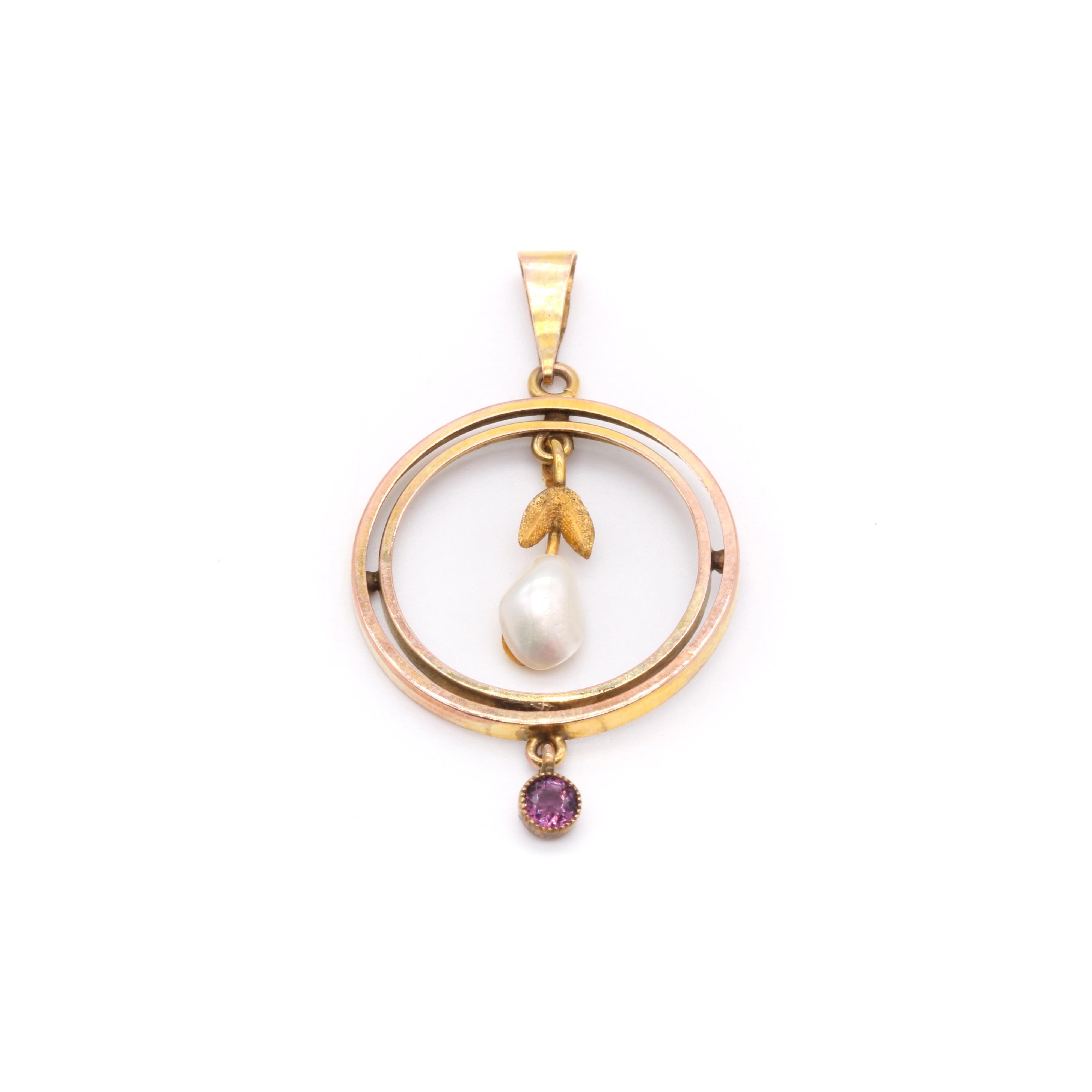 Taille ronde Pendentif édouardien ancien en or jaune 9 carats, perle baroque et améthyste en vente