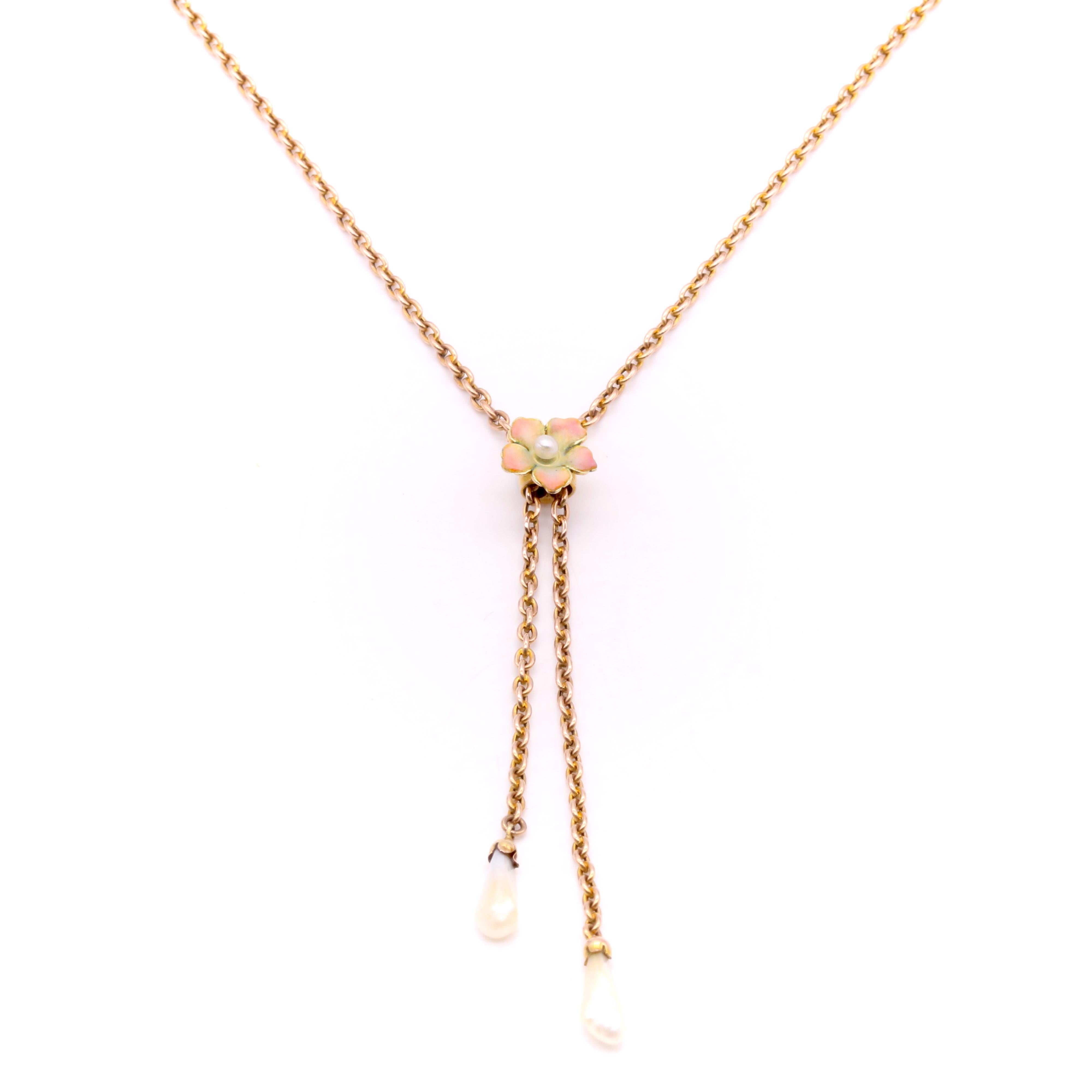 Collier ancien en perles, émail et or jaune, comprenant une perle de rocaille ronde, deux perles en dents de chien, et de l'émail rose et jaune, en or jaune 9 carats. 

Ce beau collier est d'une conception parfaitement Art nouveau. Le collier est