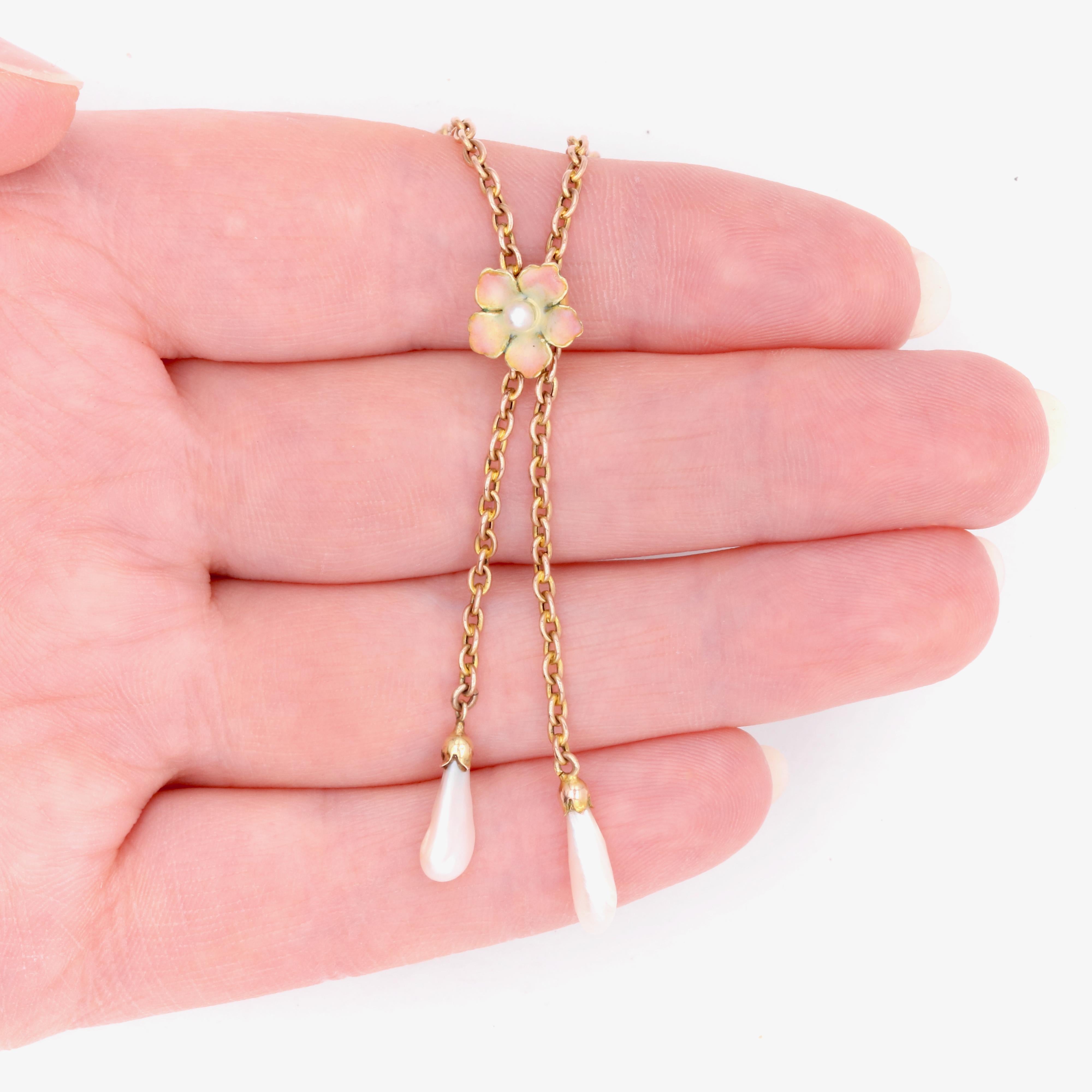 Collier édouardien ancien fleur en or jaune 9 carats, émail et perles en vente 3