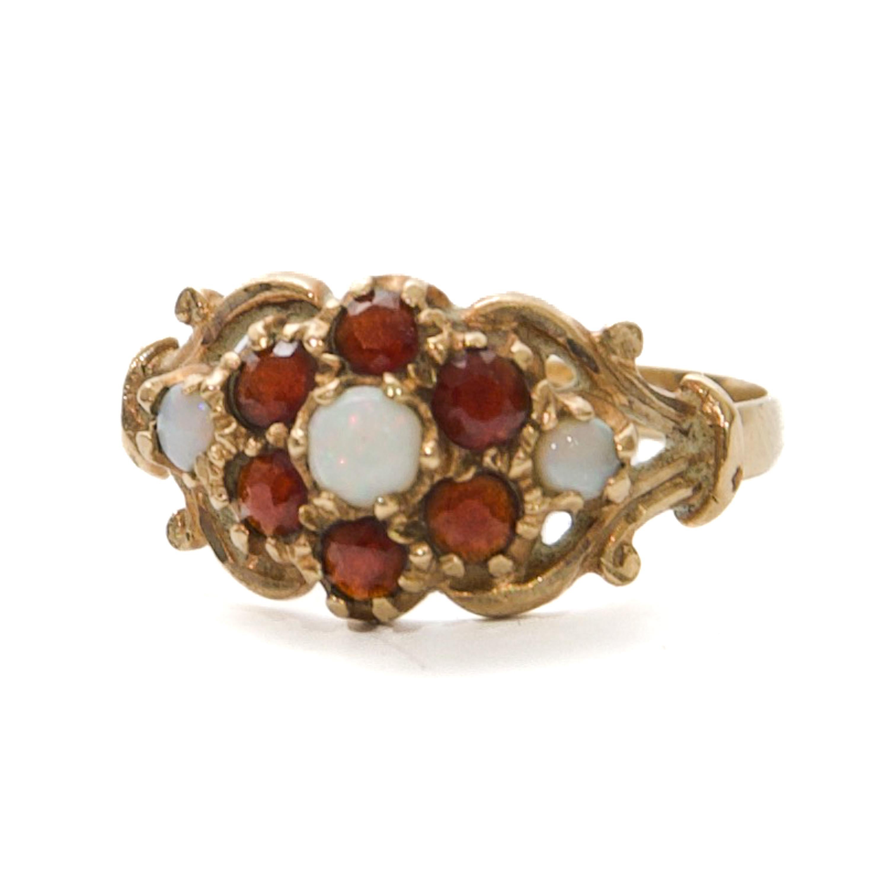 Antique Edwardian 9K Yellow Gold Opal and Garnet Halo Ring In Good Condition For Sale In Rotterdam, NL