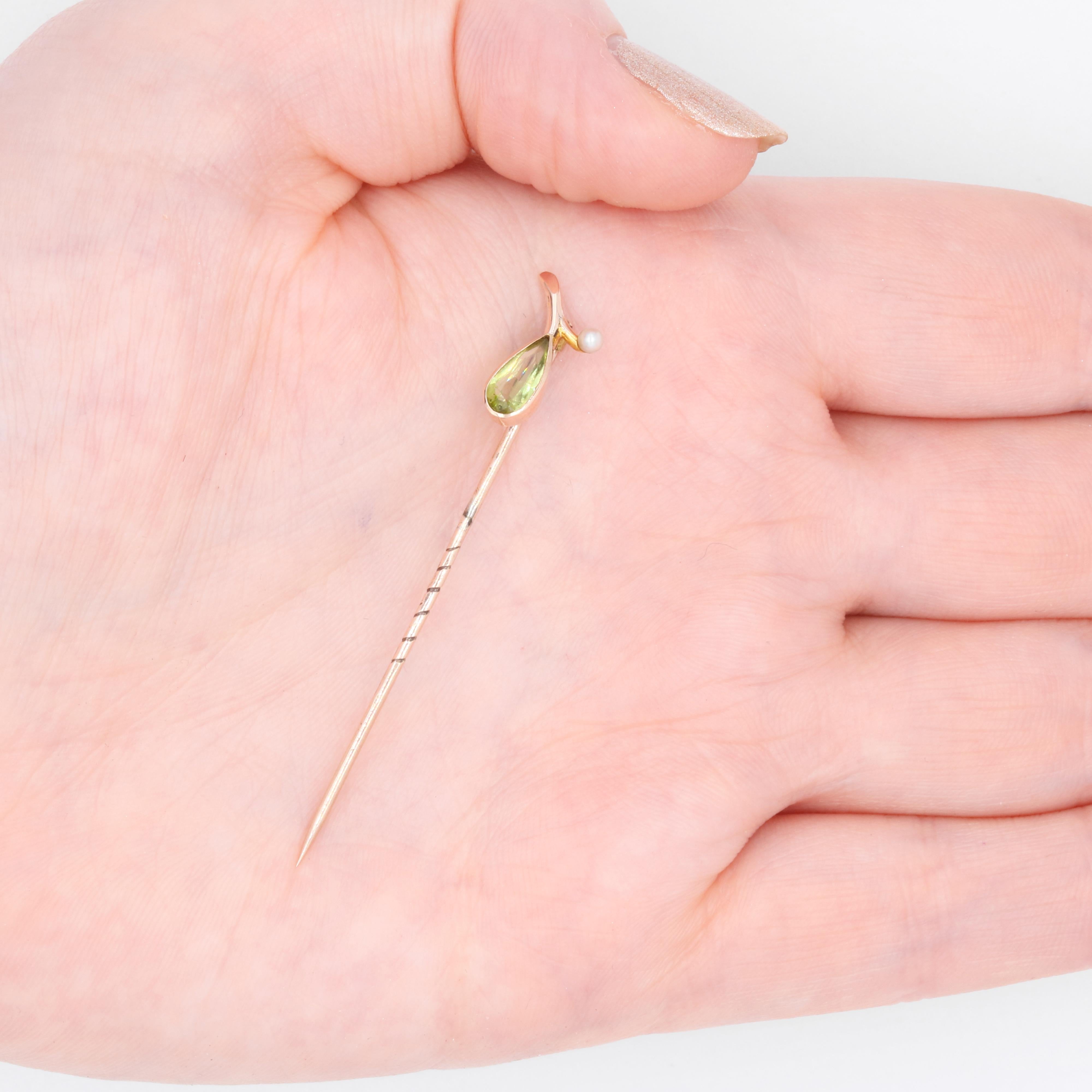 Antique Edwardian 9K Yellow Gold Peridot and Pearl Pear Stick Pin For Sale 5