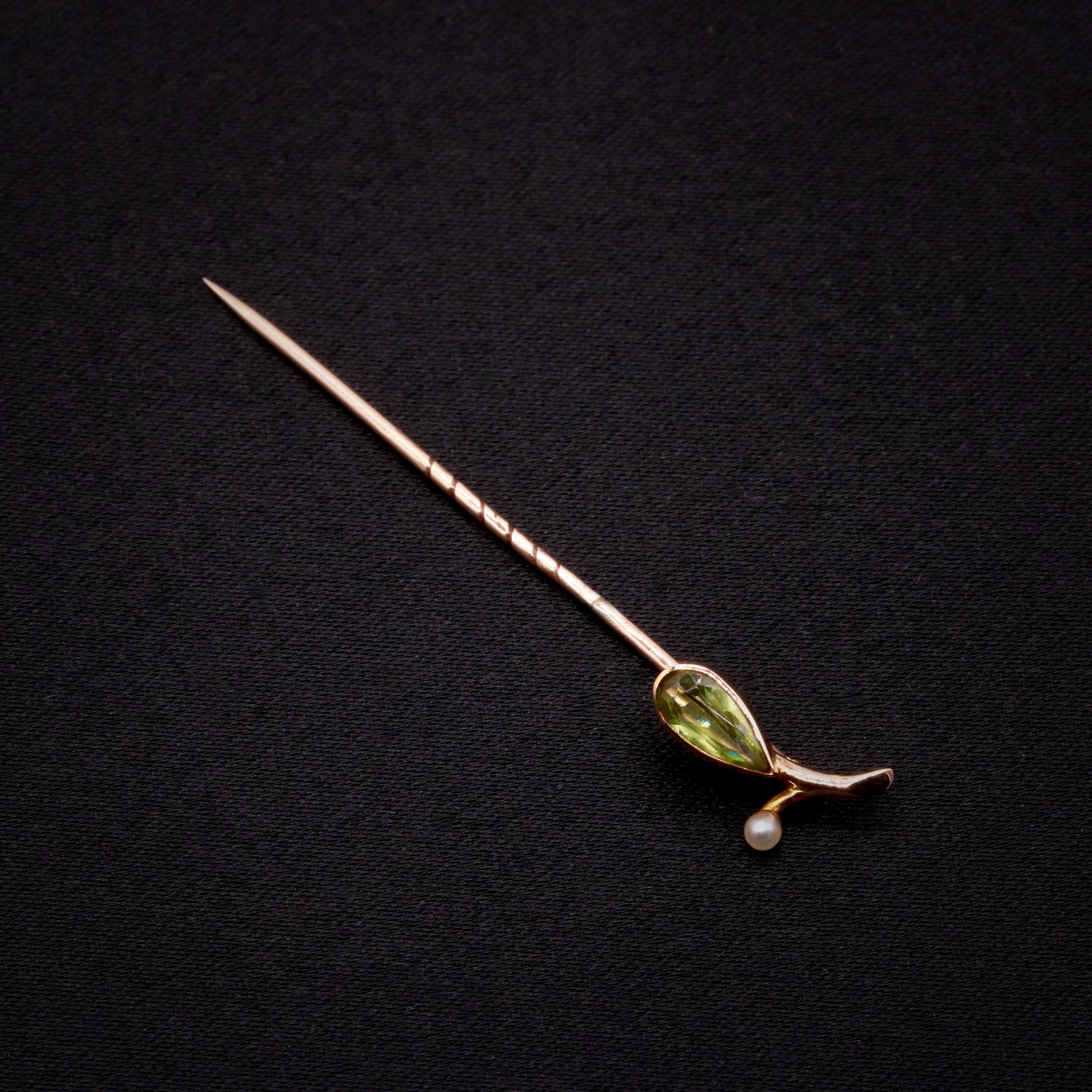 Antique Edwardian 9K Yellow Gold Peridot and Pearl Pear Stick Pin For Sale 3