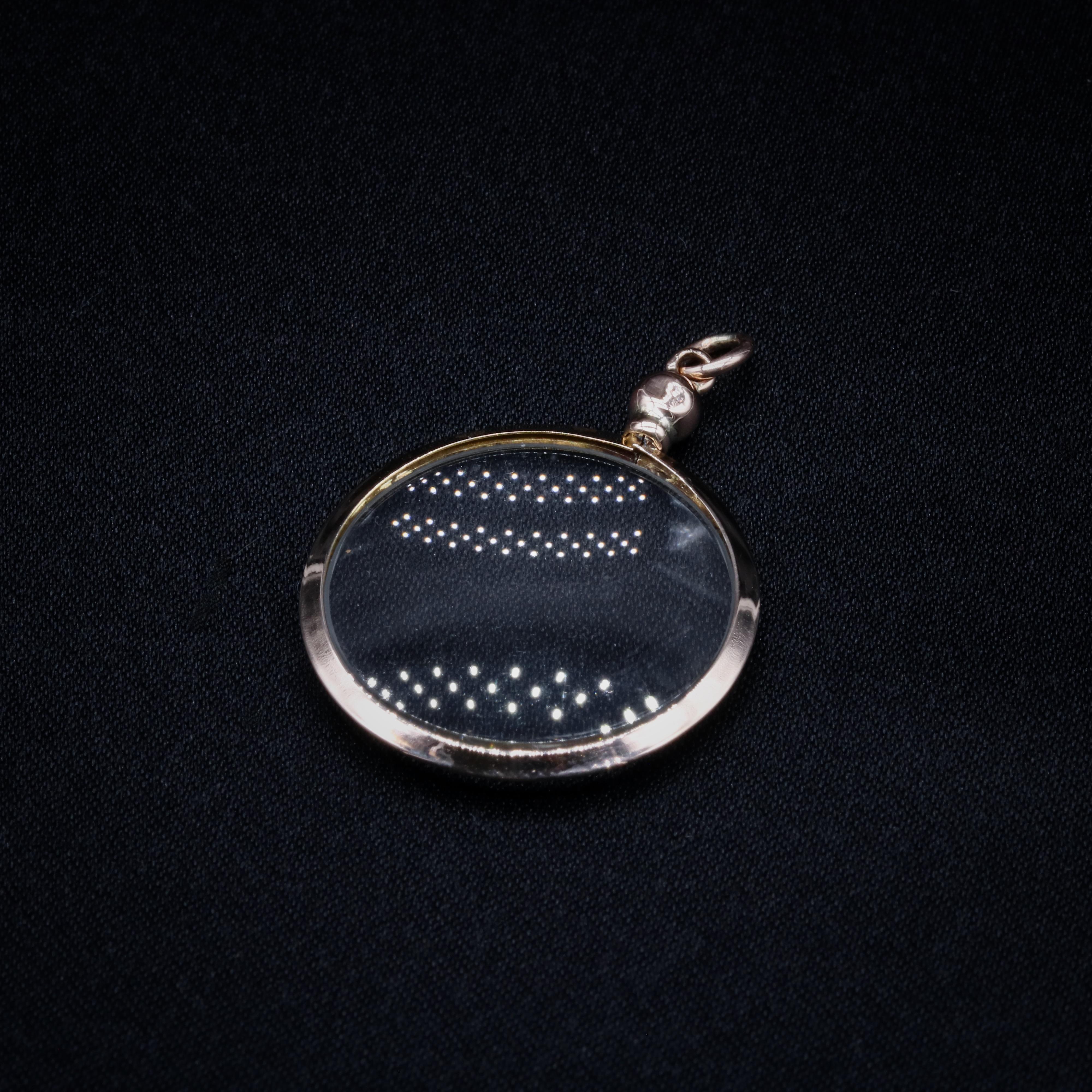 An Edwardian yellow gold frame locket, comprising two panels of glass, held within a 9 karat yellow gold frame, with a 9 karat yellow gold bale.

The gold is a beautiful warm, yellow gold hue, complete with bevelled edge. The locket has a lovely,