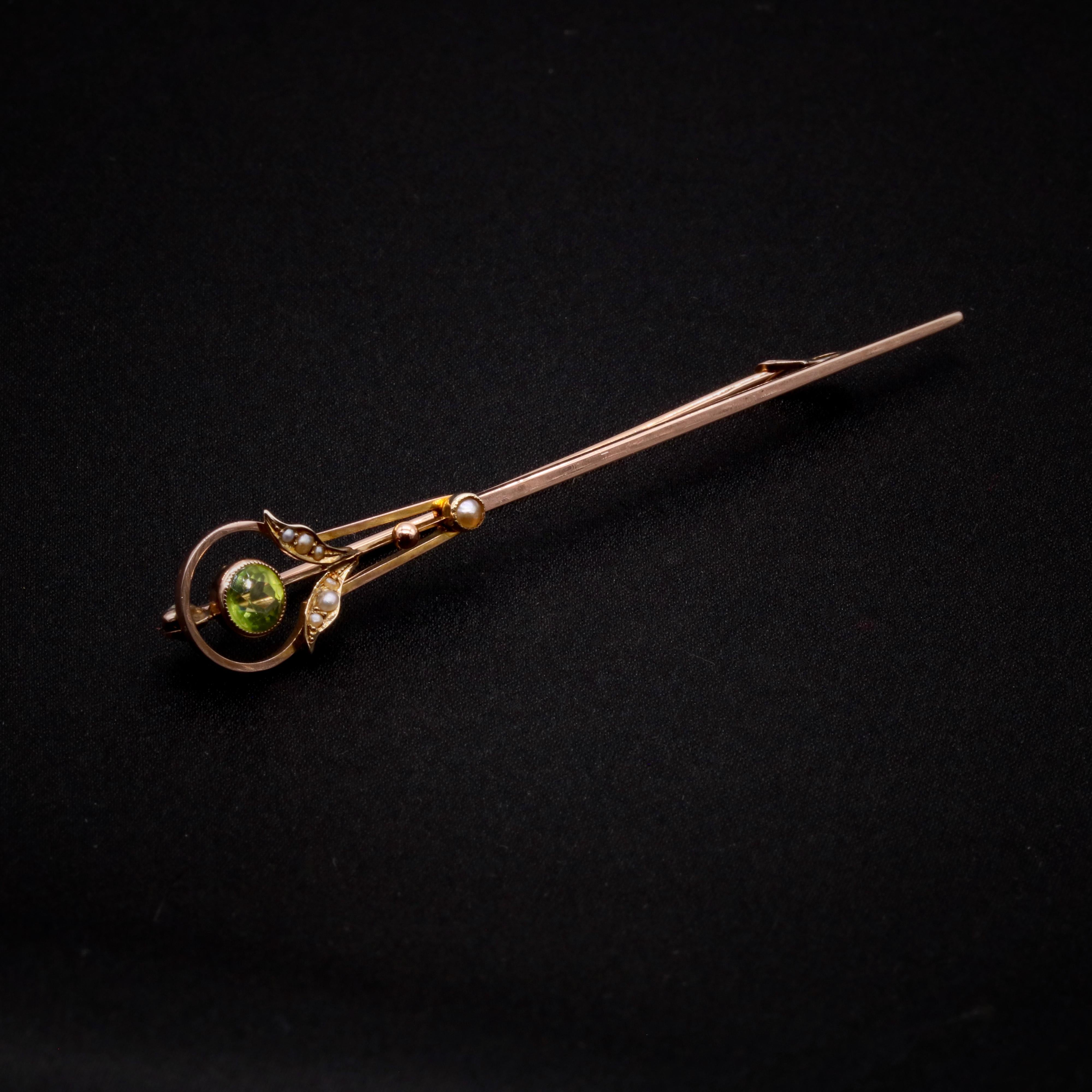 Broche édouardienne en péridot, perle et or jaune, comprenant un péridot de taille ronde et sept perles de rocaille, sertis dans de l'or jaune 9 carats, avec une épingle et des ferrures en or jaune 9 carats. 

Je pense que cette broche est une