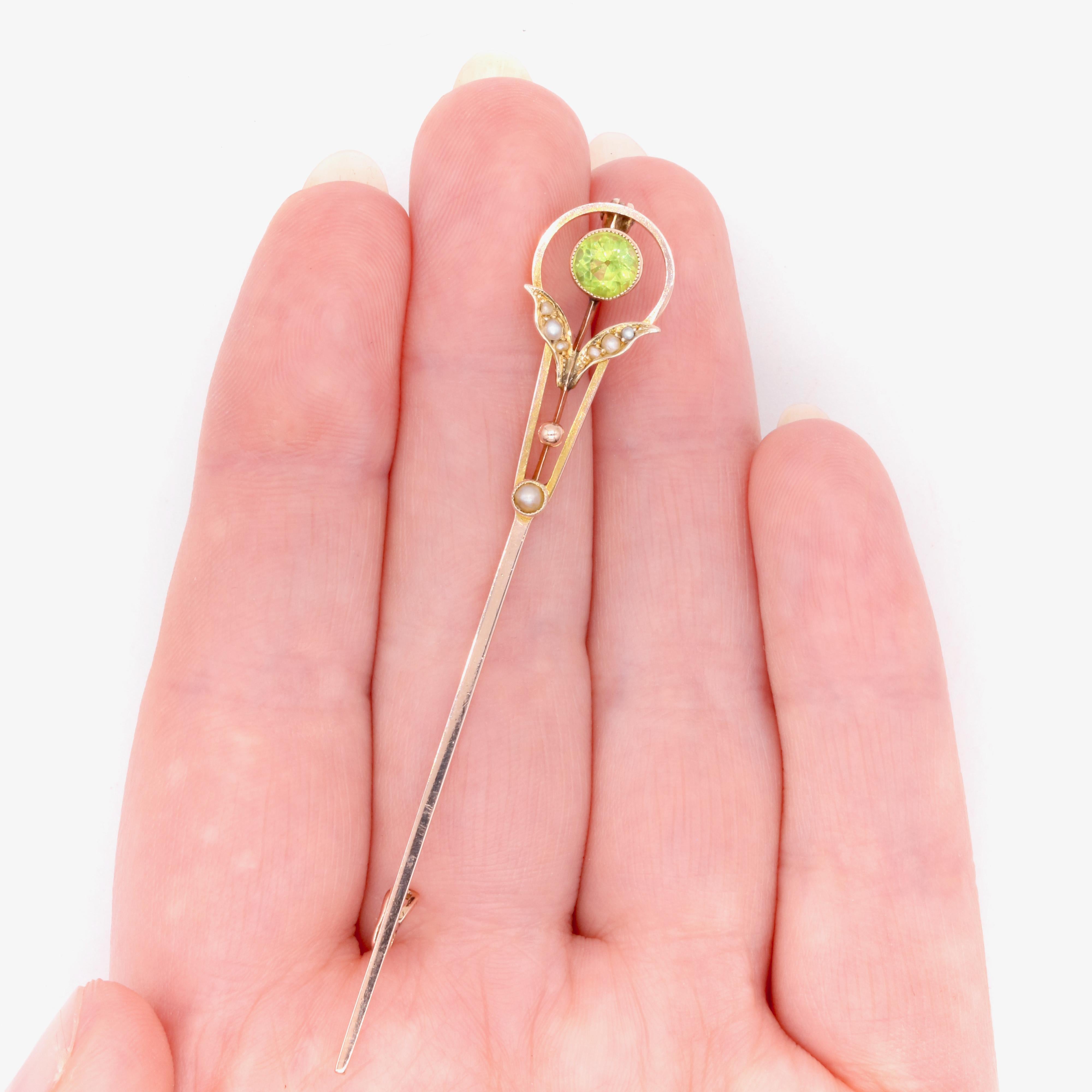 Broche ancienne de l'époque édouardienne en péridot et perles de la comète de Halley en jaune 9 carats en vente 3