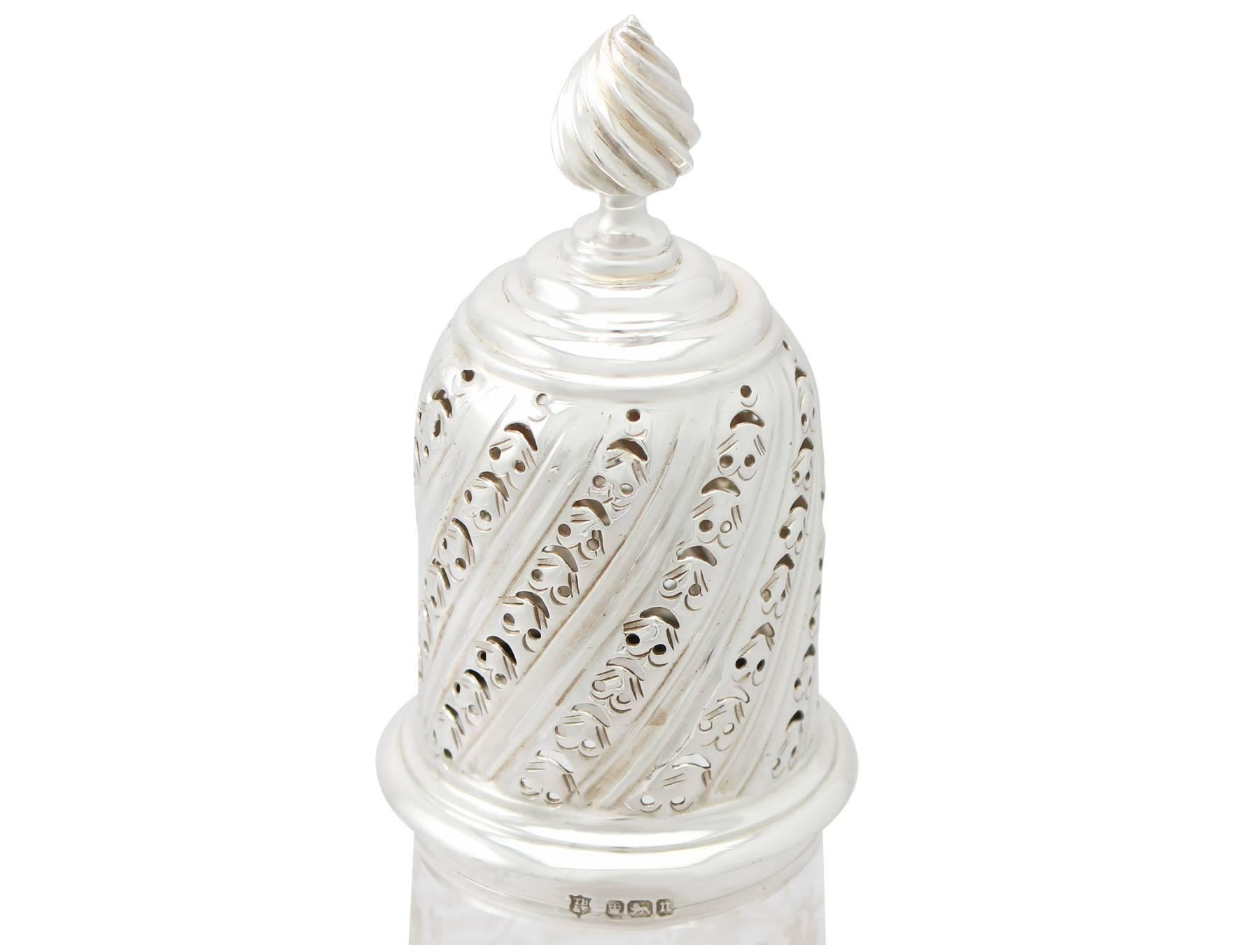 Antique Edwardian Acid Etched Glass and Sterling Silver Sugar Caster, 1905 In Excellent Condition For Sale In Jesmond, Newcastle Upon Tyne